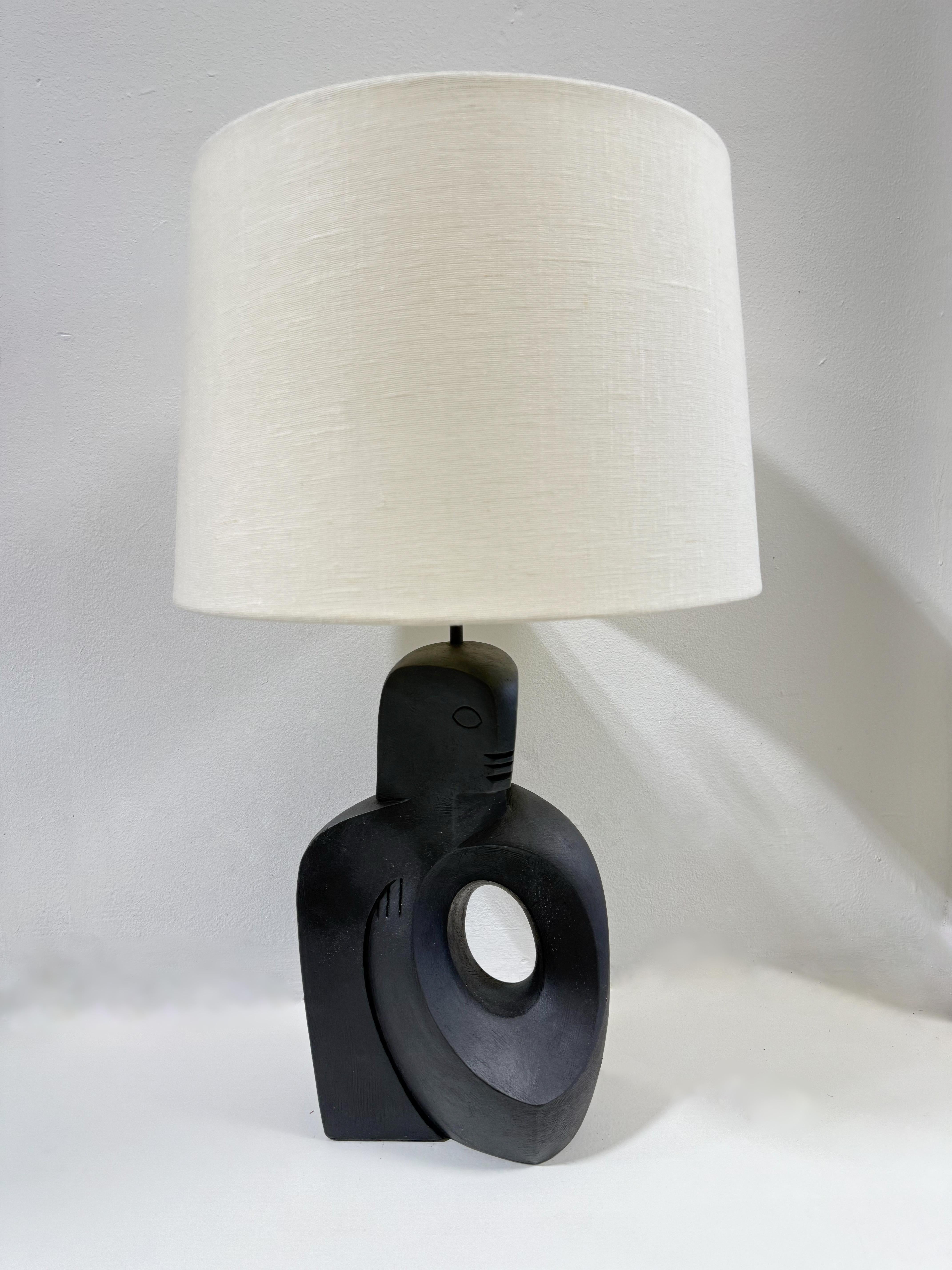 Lampada da tavolo scultorea degli anni '50 di RIMA NY. 
Cablaggio nuovo e nuovo paralume in lino vaniglia. 
Filo per gli Stati Uniti. Ci vuole  una lampadina da 100w Max. 
