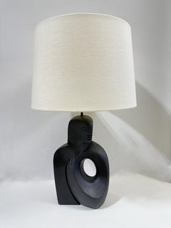 Schwarz lackierte skulpturale tischlampe von RIMA NY