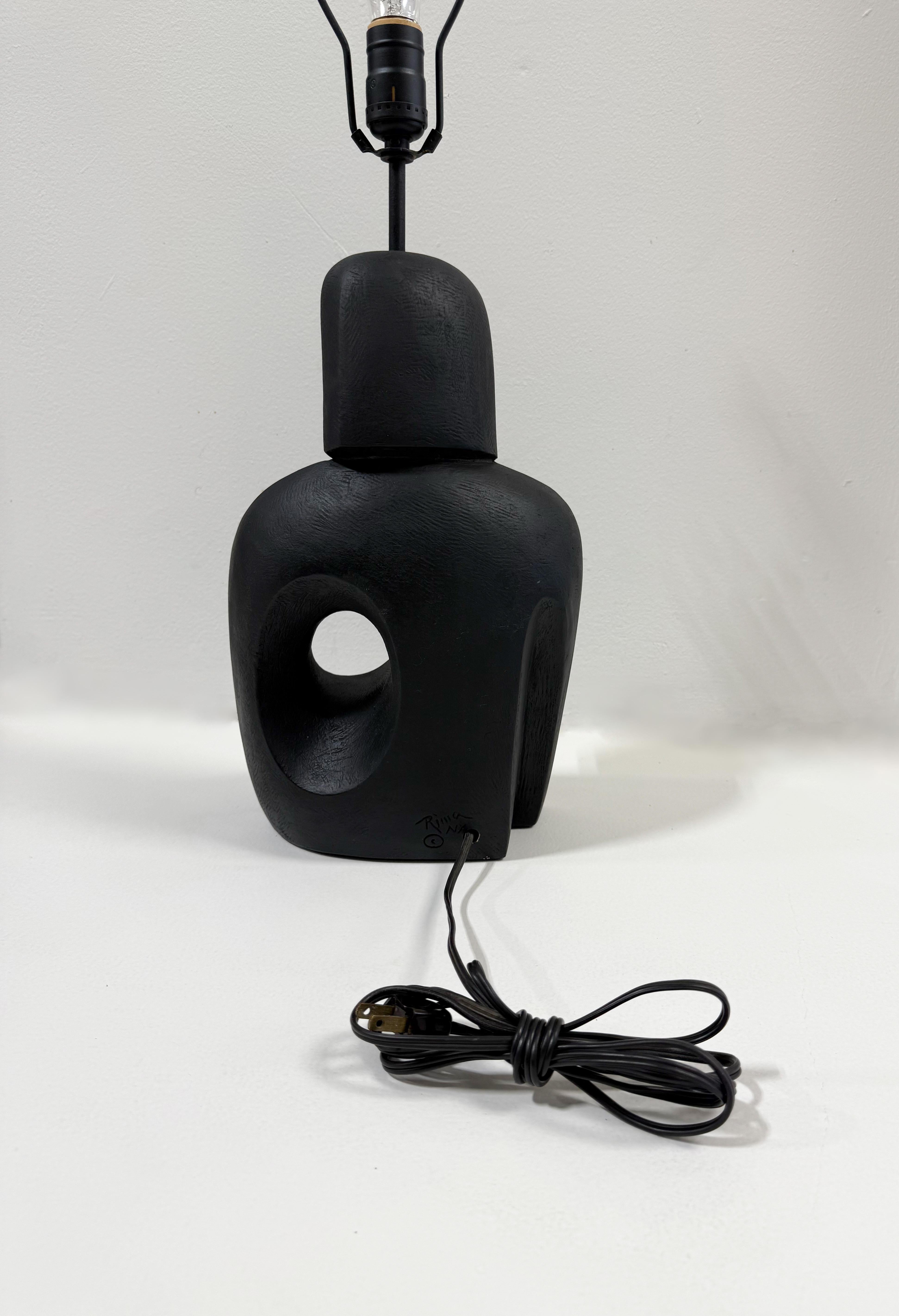 Americano Lampada da tavolo scultorea in lacca nera di RIMA NY in vendita