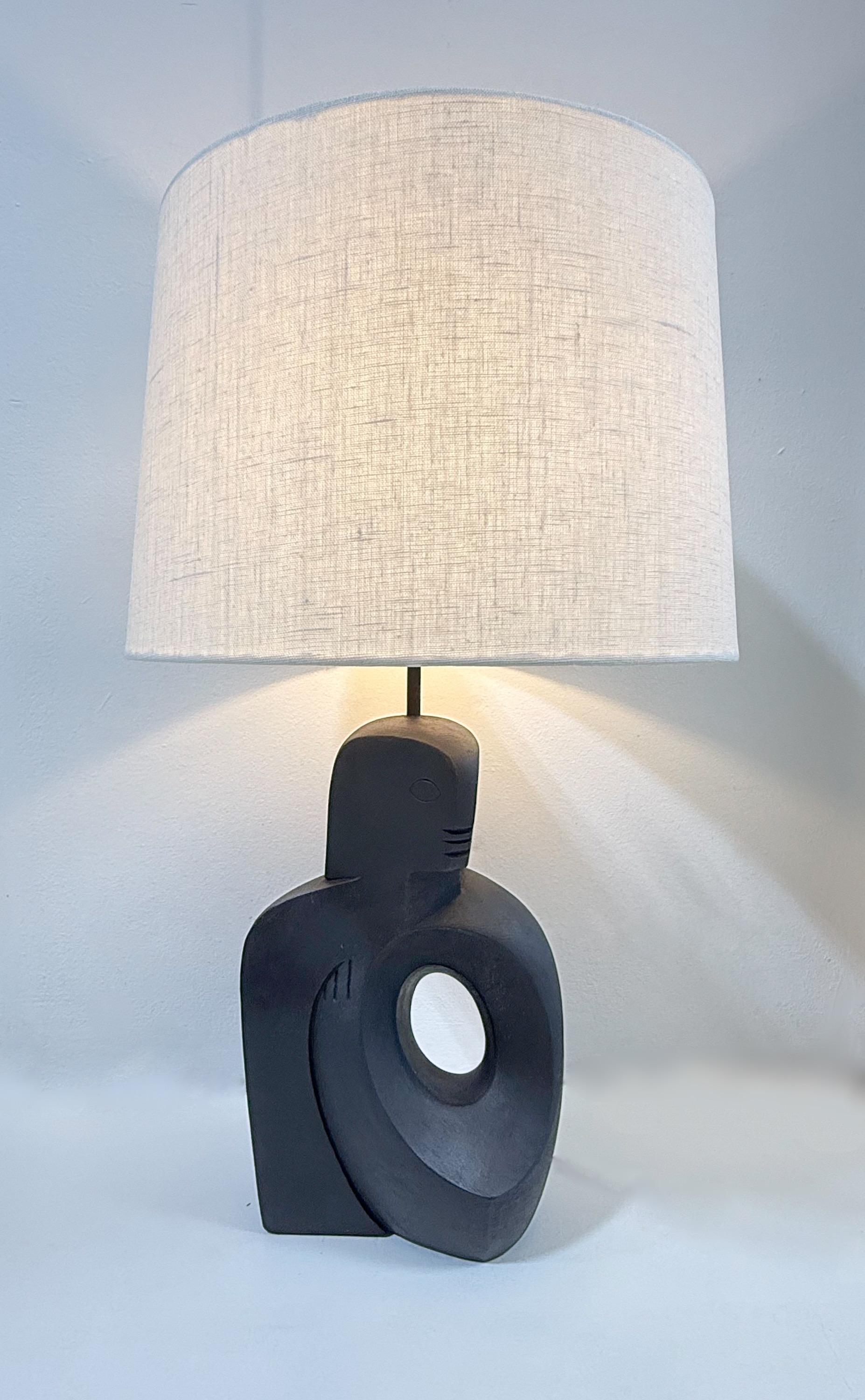 Metà XX secolo Lampada da tavolo scultorea in lacca nera di RIMA NY in vendita