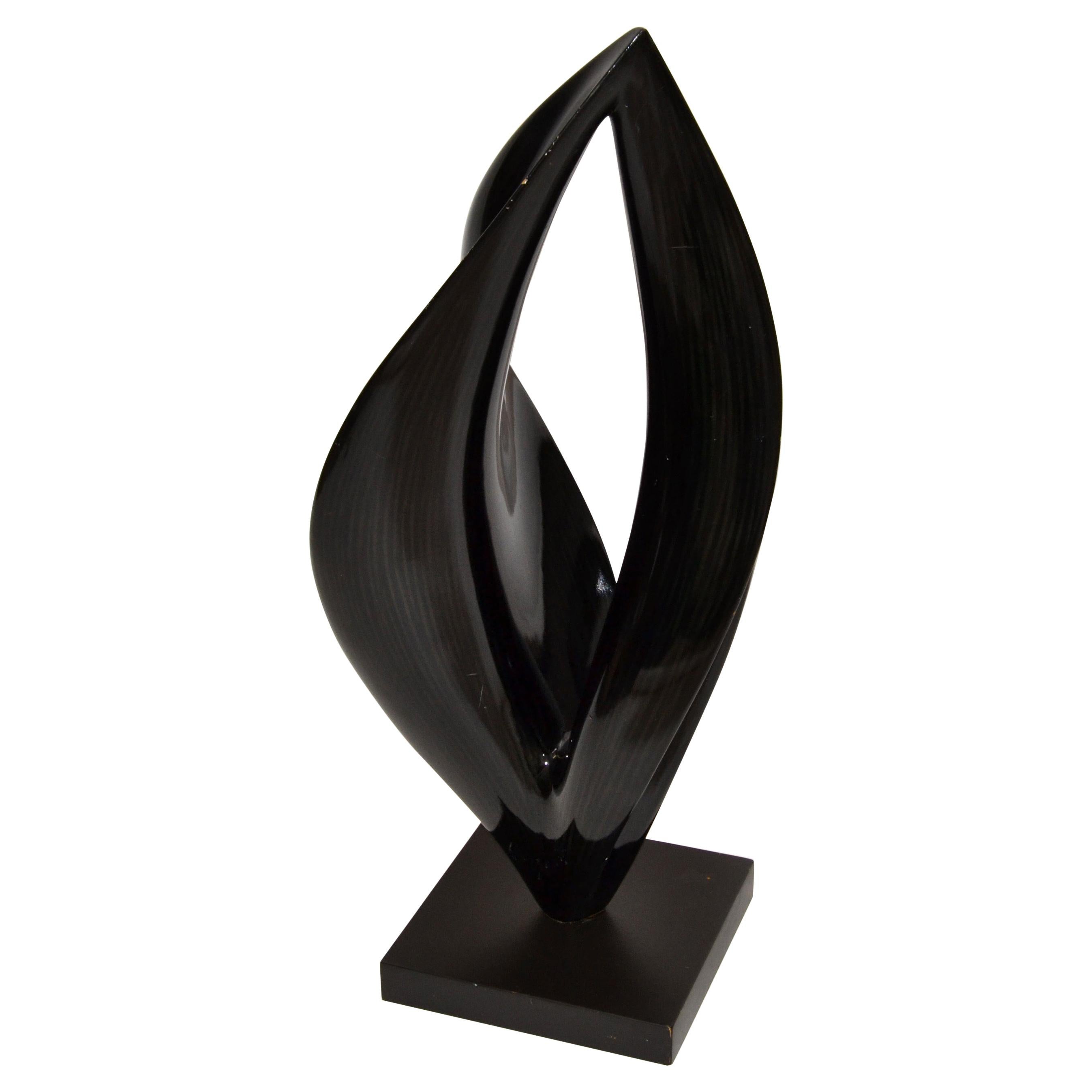 Escultura de madera lacada en negro Escultura de arte moderno de mediados de siglo Base cuadrada