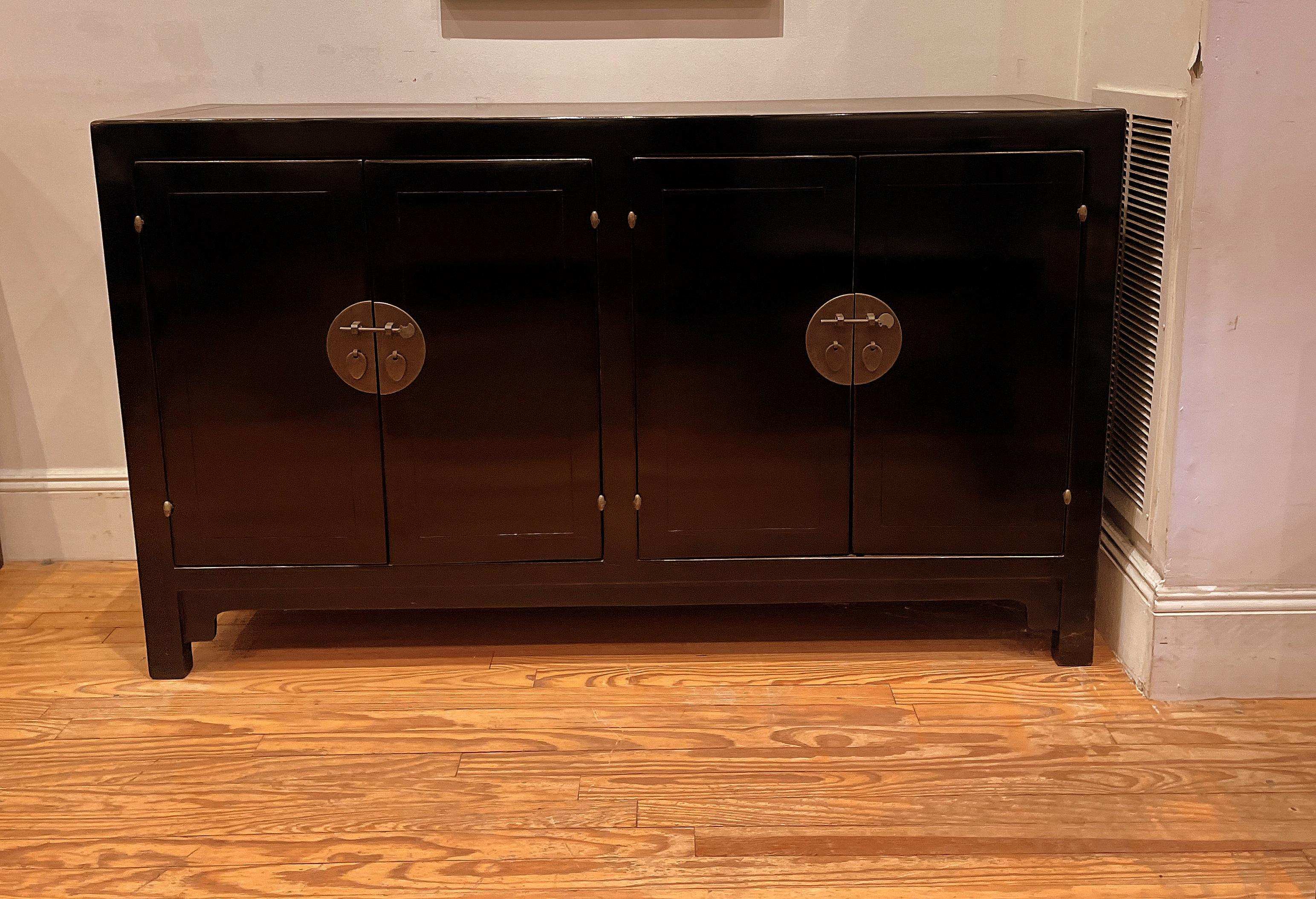 Elegante credenza laccata nera con due coppie di ante, due coppie di cassetti e ripiani all'interno, accessori in metallo