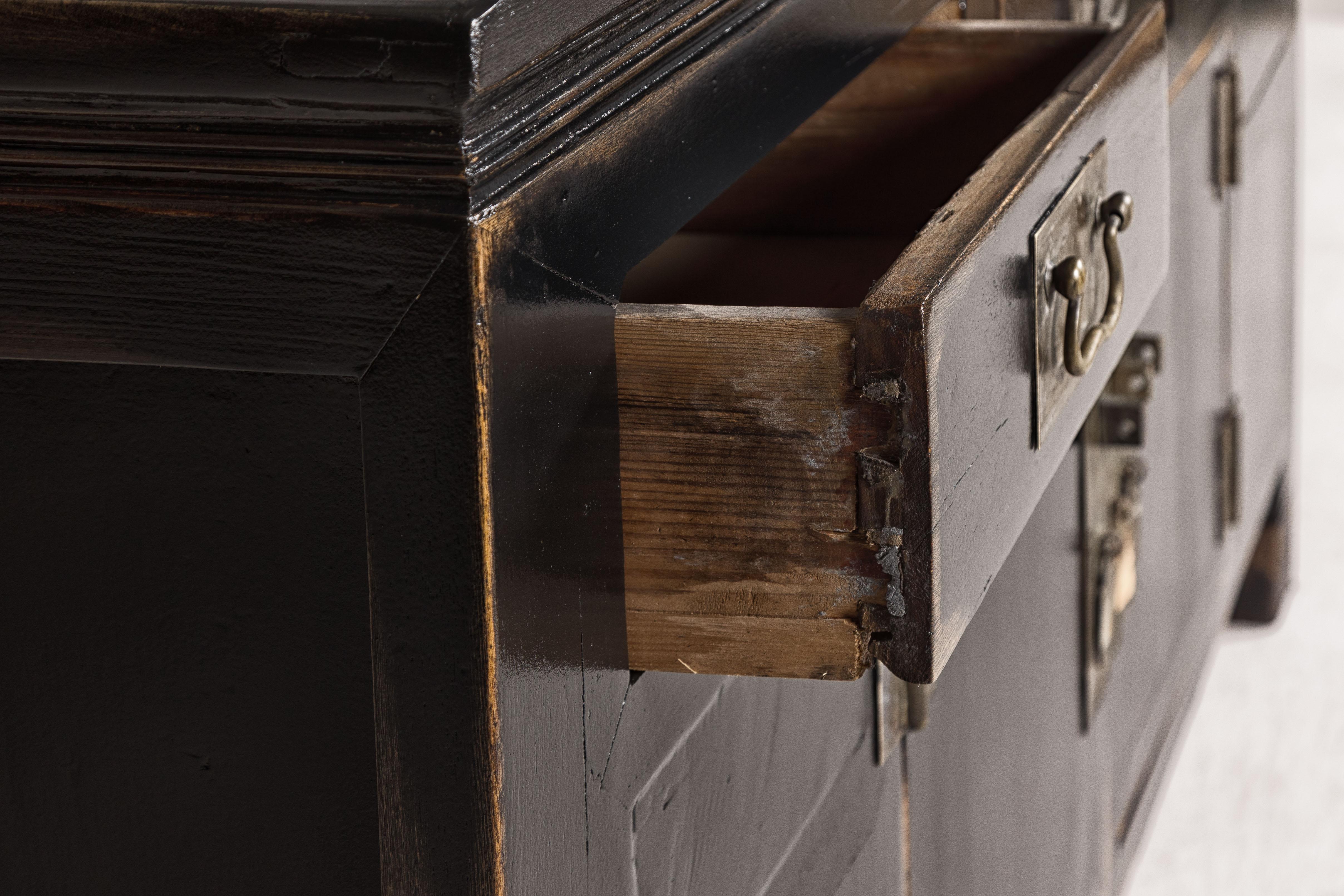 Sideboard aus schwarzem Lack mit geriebenen Kanten, Messingbeschlägen, Türen und Schubladen im Angebot 4