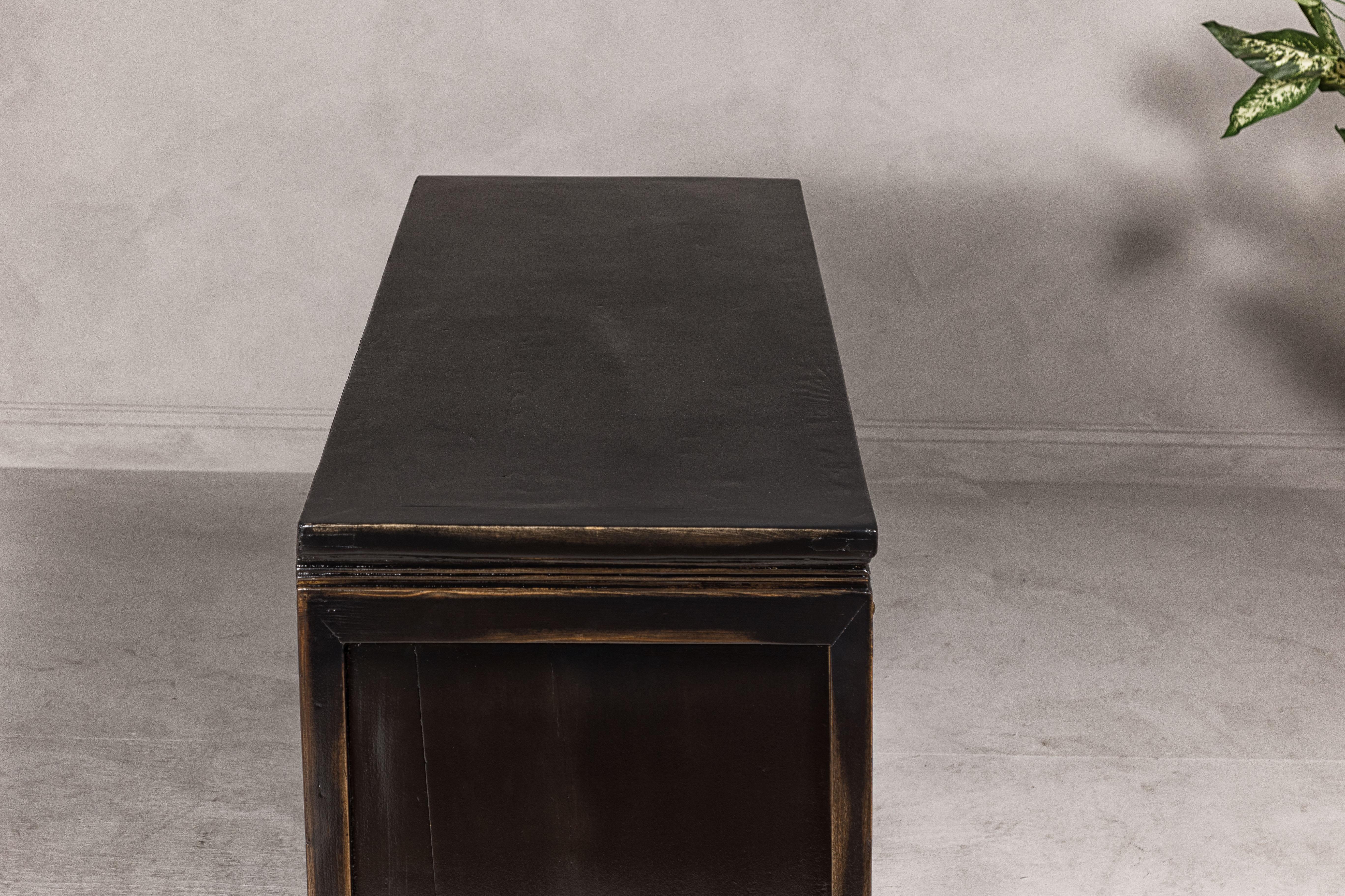 Sideboard aus schwarzem Lack mit geriebenen Kanten, Messingbeschlägen, Türen und Schubladen im Angebot 9