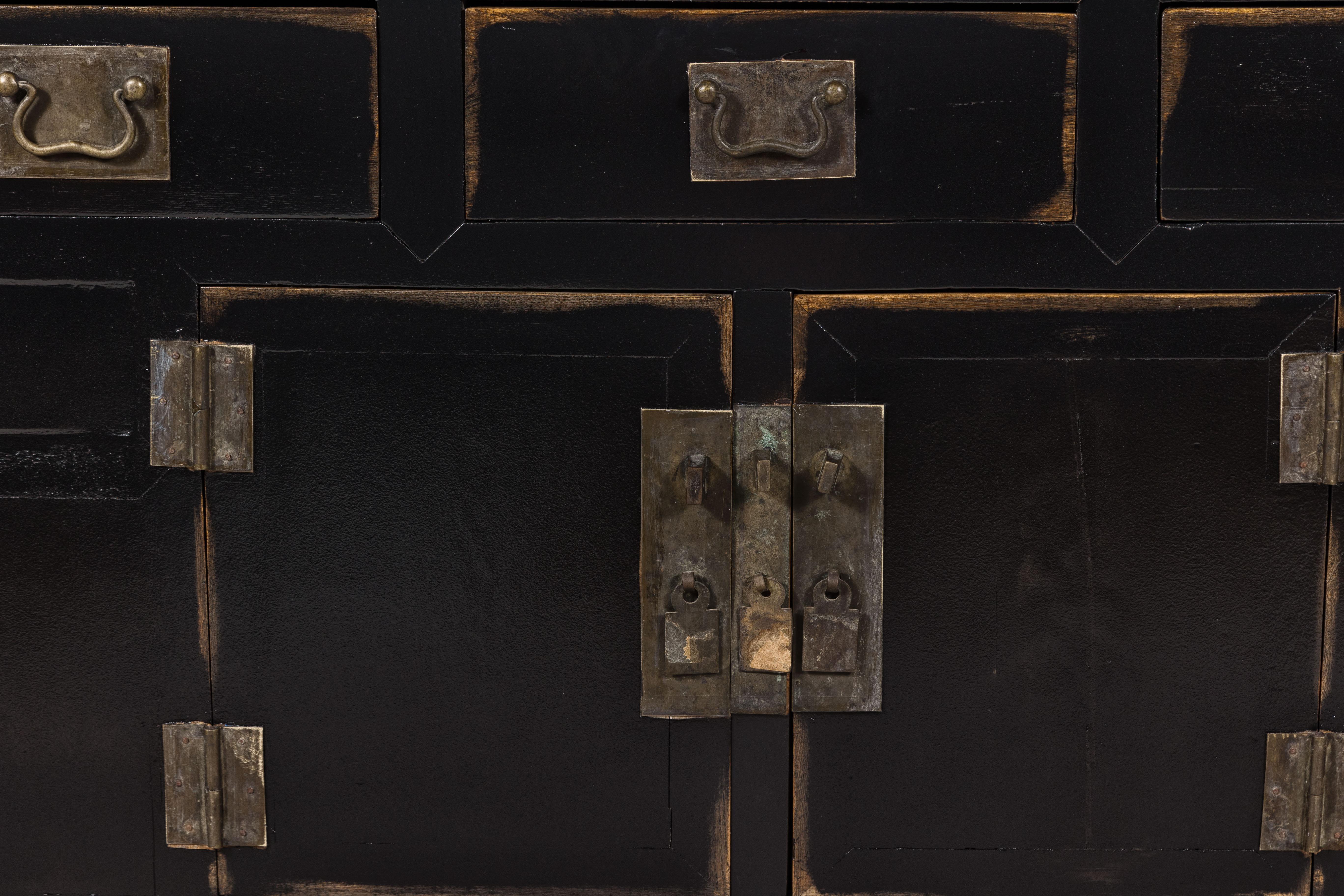 XIXe siècle Buffet en laque noire avec bords frottés, quincaillerie en laiton, portes et tiroirs en vente