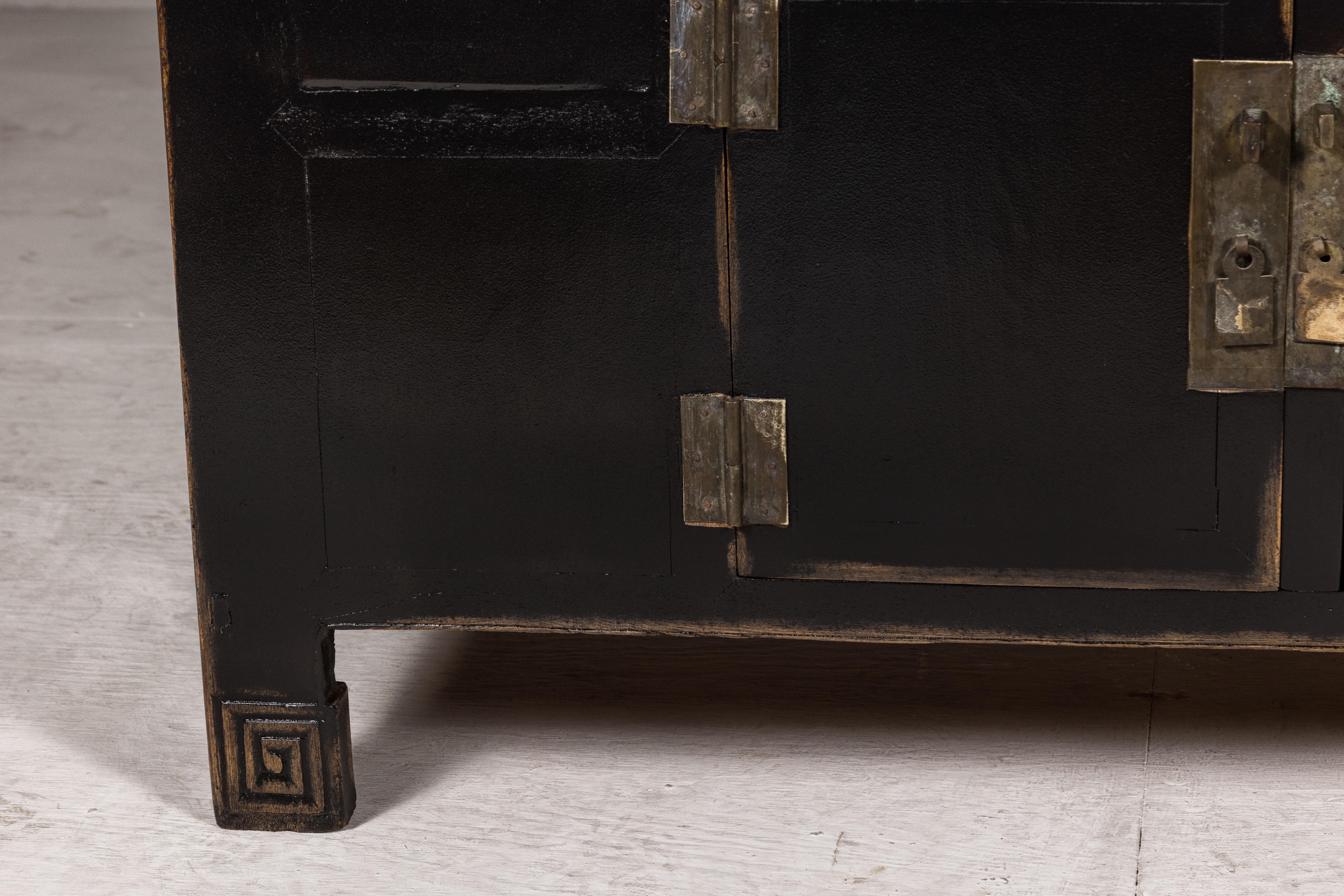 Laiton Buffet en laque noire avec bords frottés, quincaillerie en laiton, portes et tiroirs en vente