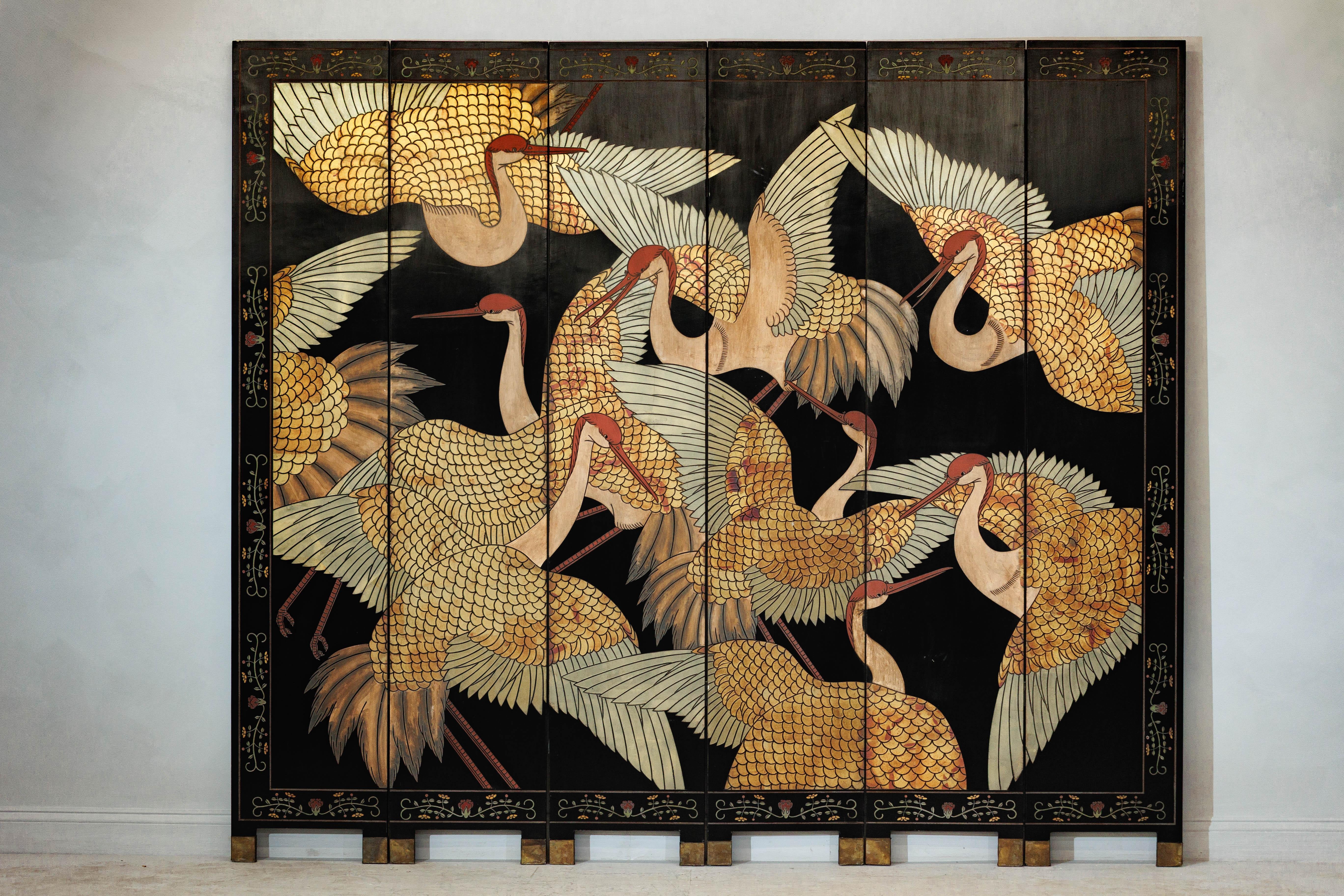 Este biombo chino antiguo de seis paneles ofrece una imponente representación de grullas de Manchuria de cresta roja en vuelo y reposo, representadas sobre un fondo de laca negra con intrincados detalles pintados a mano. La dinámica composición