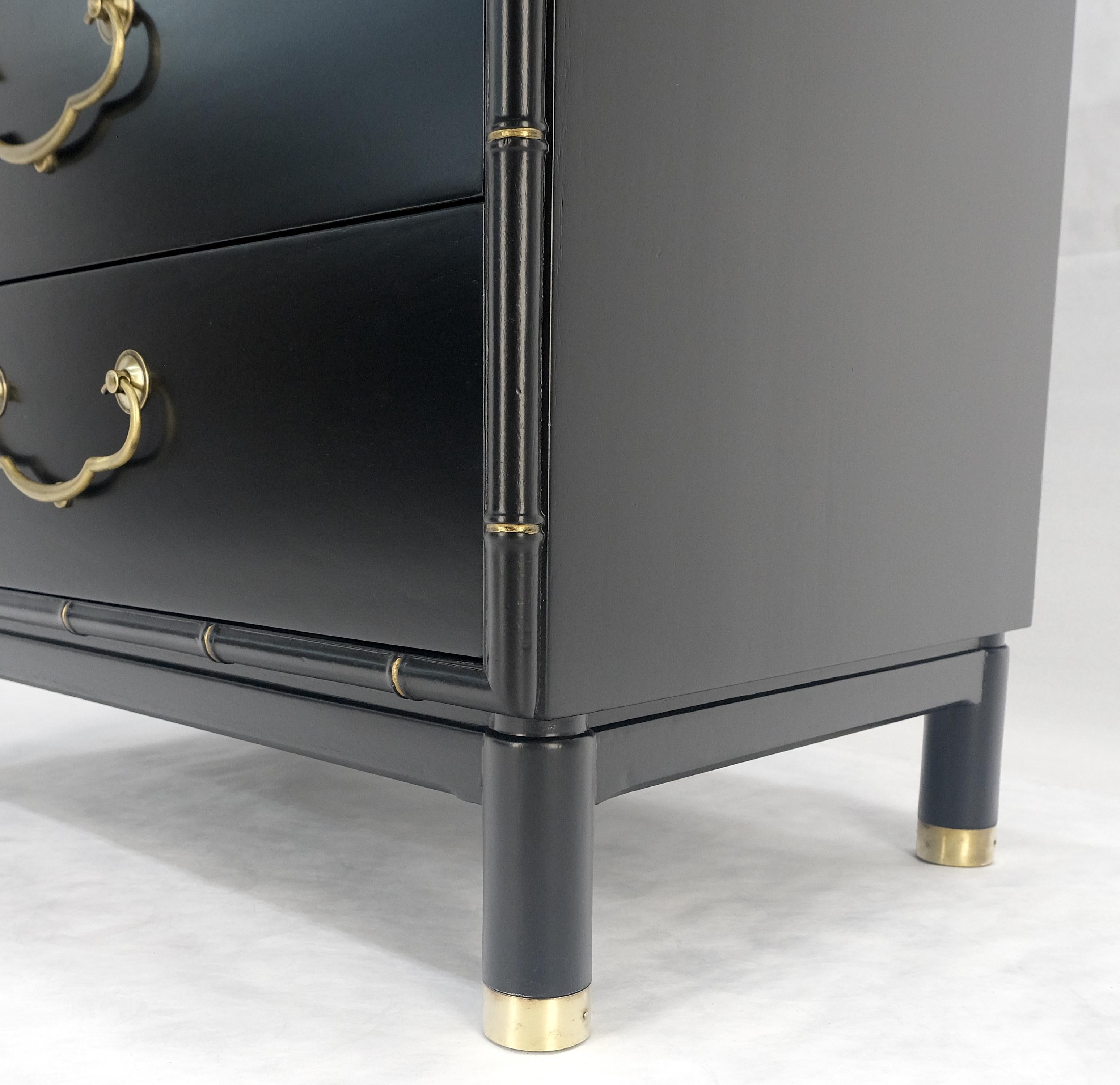 Mid-Century moderno Lacca nera, ottone massiccio, tiranti a goccia, finto bambù, cassettiera a 3 cassetti per scapoli e ammogliati in vendita