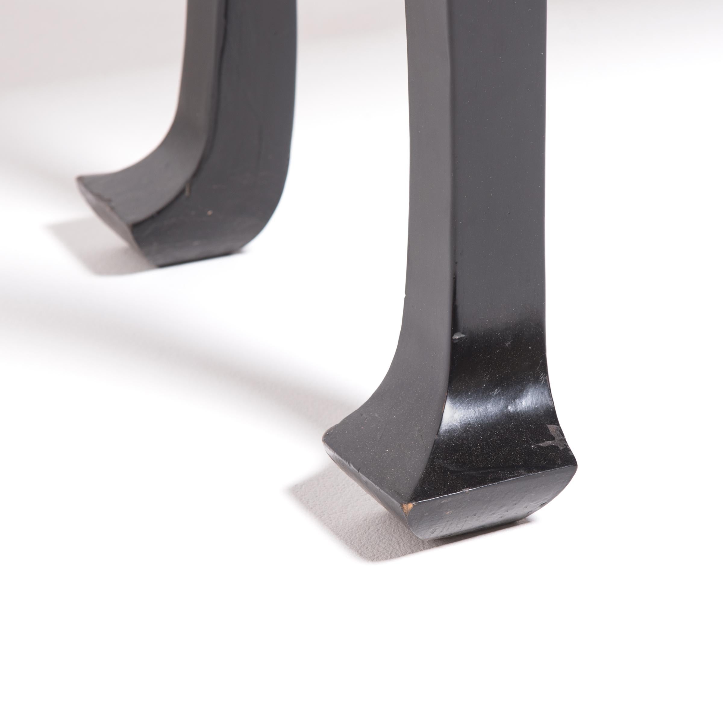 Orme Table d'écoliers à pieds évasés en laque noire, vers 1850 en vente