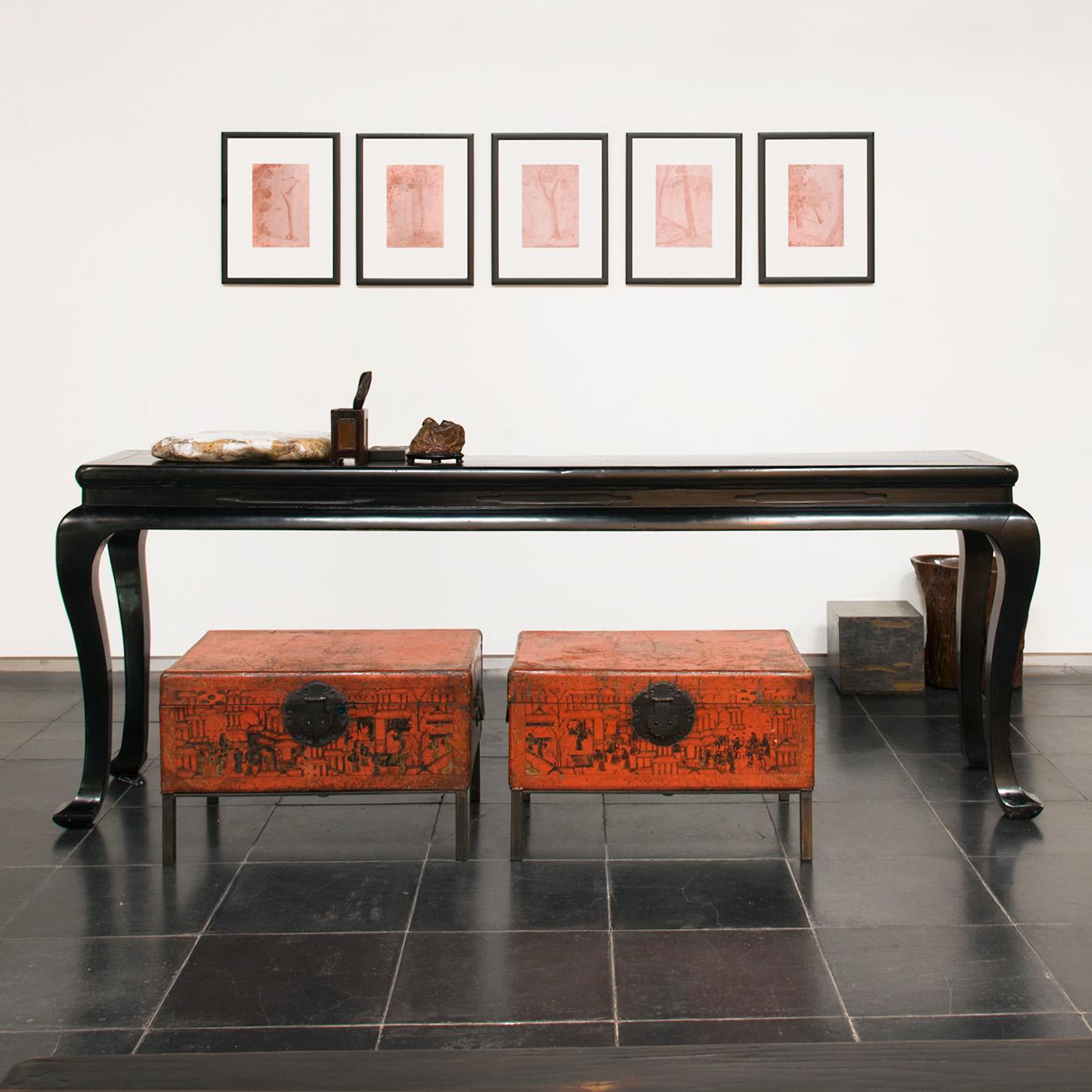 D'une simplicité trompeuse, cette console étroite aurait eu la préférence d'un érudit chinois pour ses courbes bien exécutées, gracieusement arquées comme le balayage d'un pinceau de calligraphie. Conforme à l'esthétique minimale des meubles de la