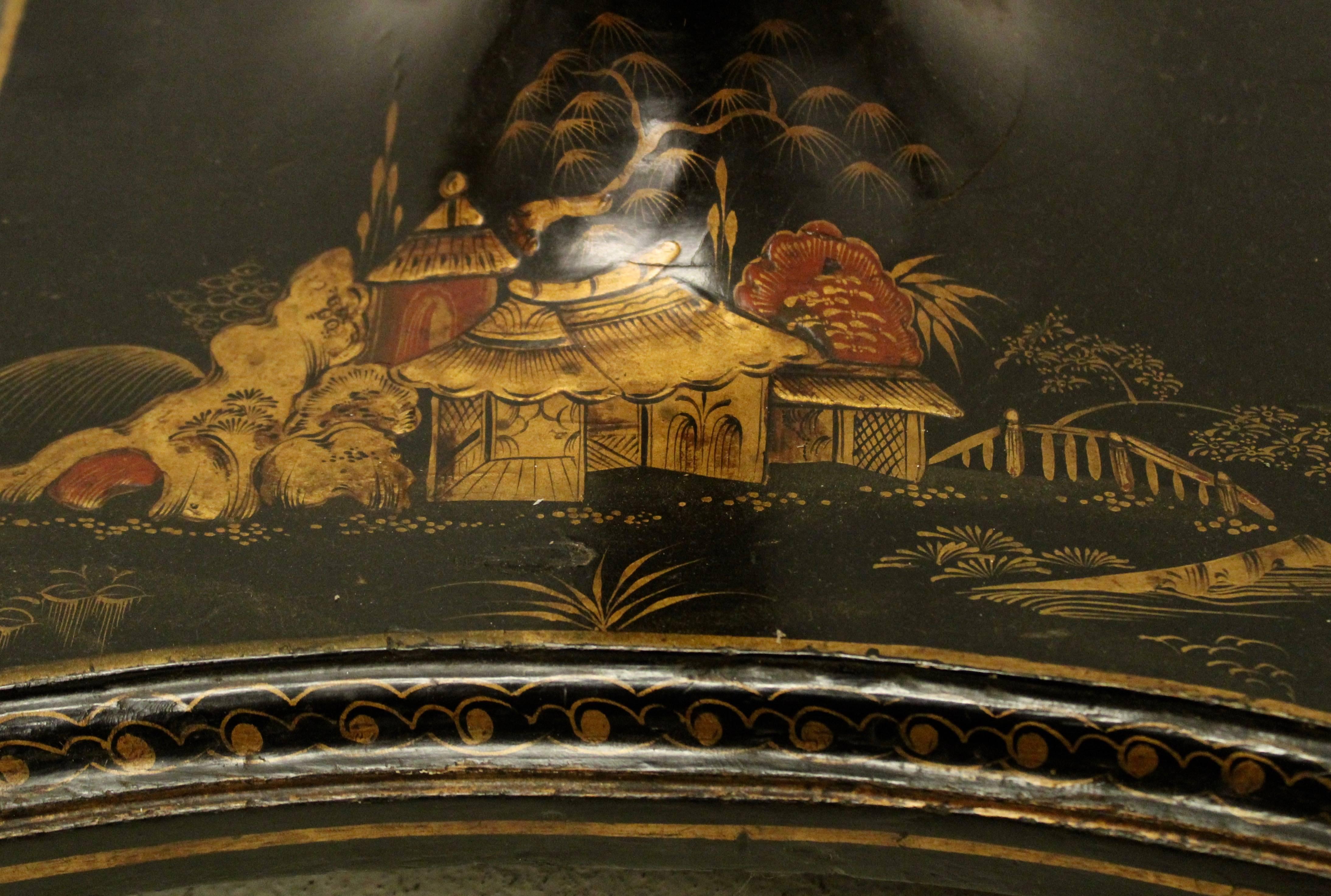 20ième siècle Lampe standard en laque noire avec décoration de chinoiserie dorée, France, vers 1950