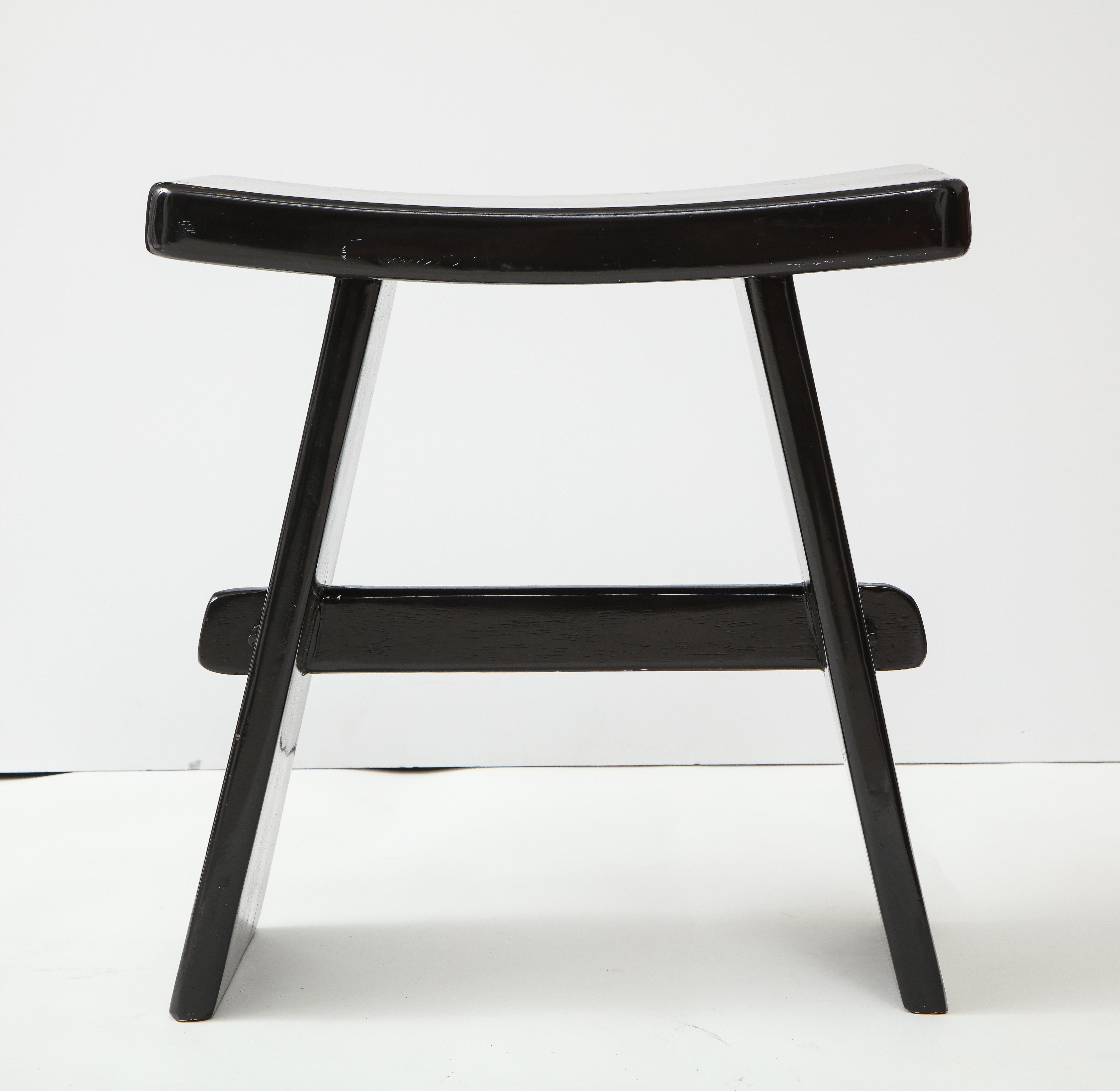 Minimalist black lacquered stool
Chinese inspiration
in the style of Maison Jansen and Yves Saint Laurent.