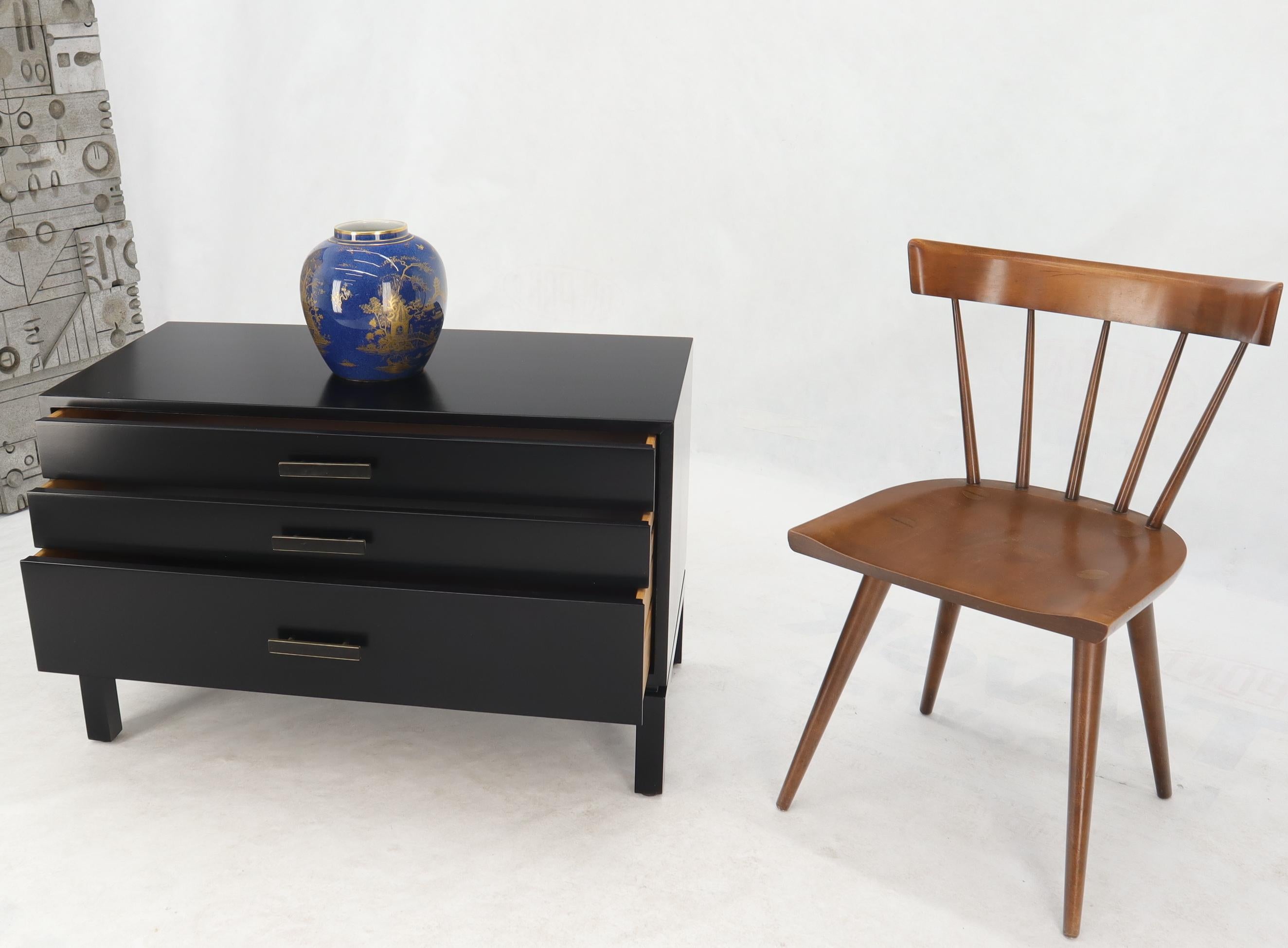Laca Negra Tres Cajones Tiradores Latón Cómoda Mesilla de Noche Harvey Probber Caoba en venta