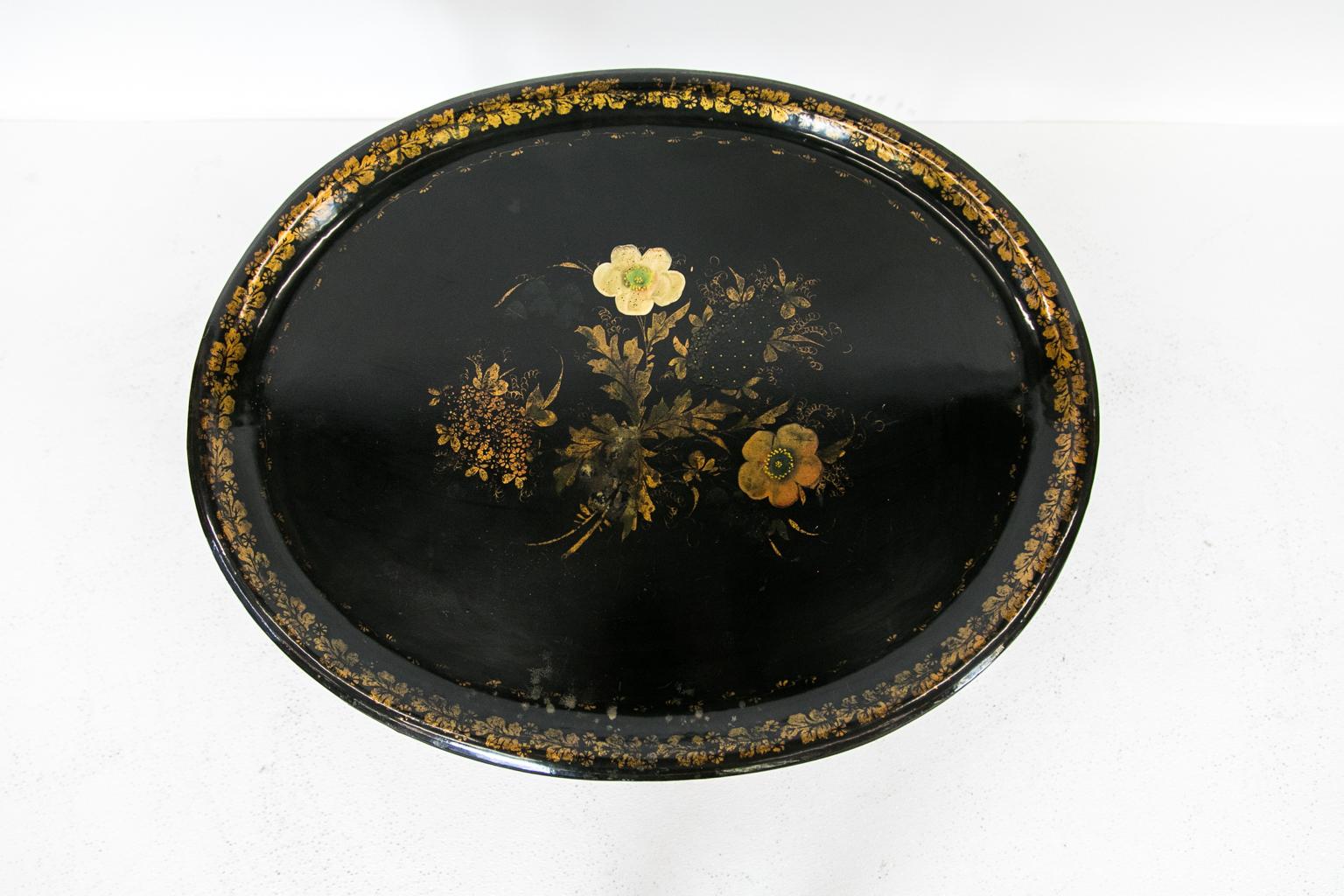 Schwarz lackierter Tabletttisch:: dessen Platte mit einem gemalten Blatt- und Blumenrahmen versehen ist:: der ein Blumenbouquet in der Mitte umgibt. Der Ständer aus Bambusimitat wurde vor kurzem speziell für das Tablett angefertigt. Die normale