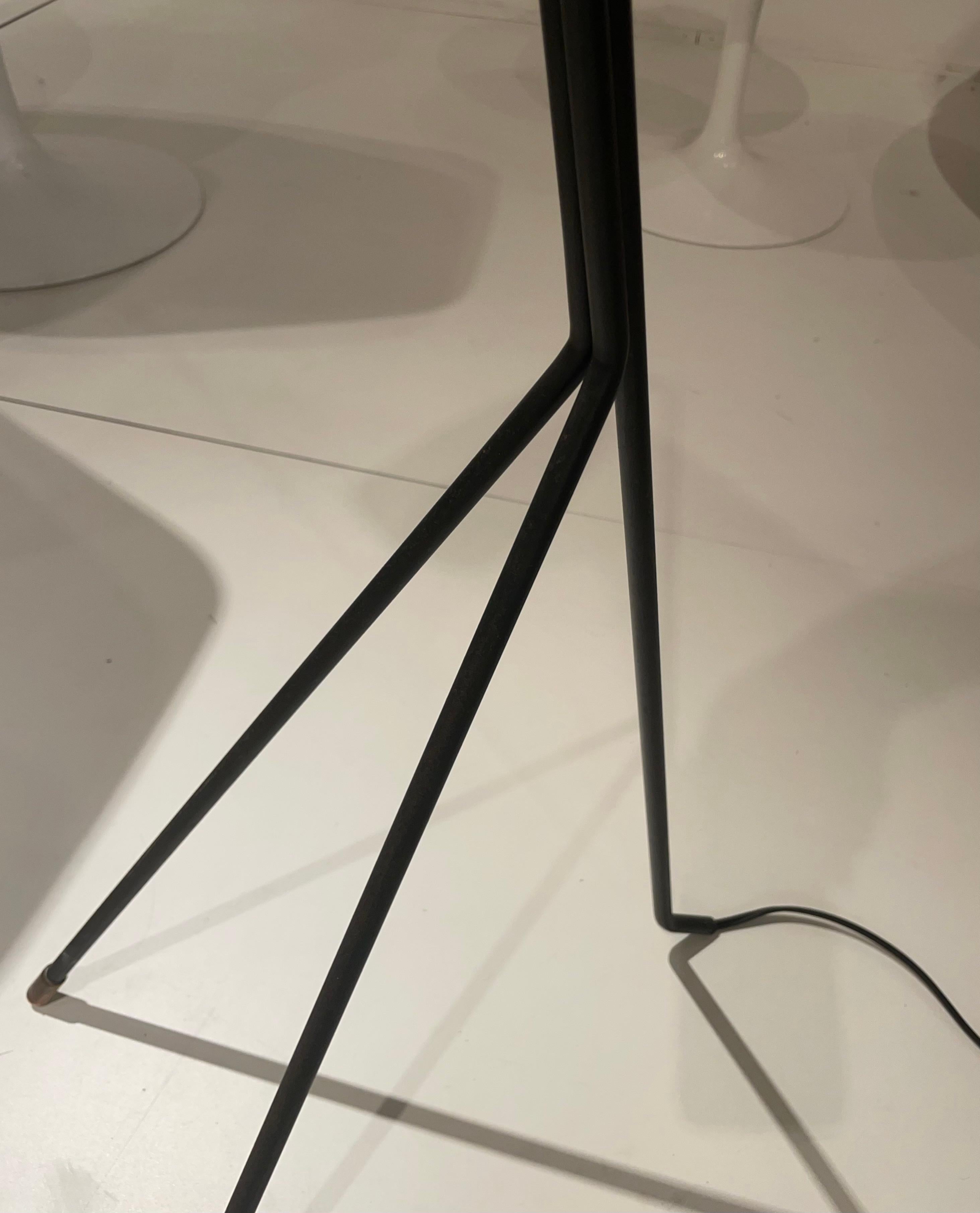 Insolito treppiede in lacca nera  lampada da terra industriale attribuita a
Greta Margusson Grossman
.modello Grasshopper.
Una luce e un commutatore,  perforazioni sul riflettore.
Svezia intorno al 1950. 