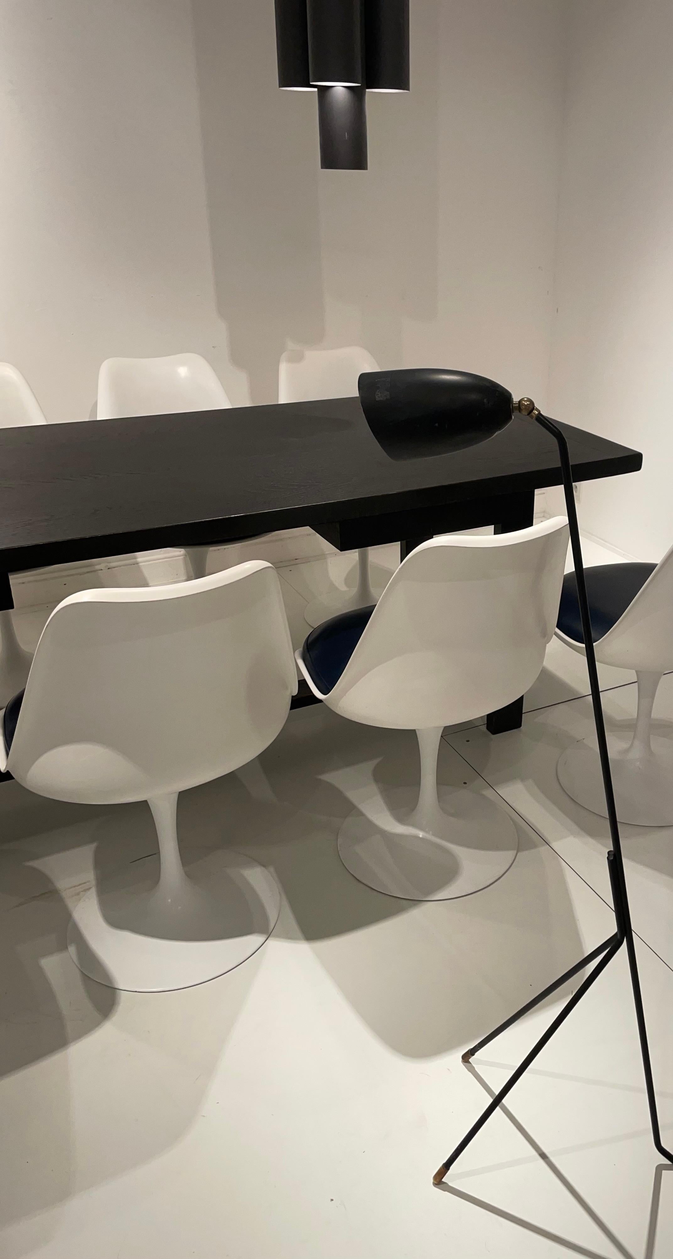 Svedese Lampada da terra a treppiede in lacca nera Attribuita a Greta Margusson Grossman 1950. in vendita