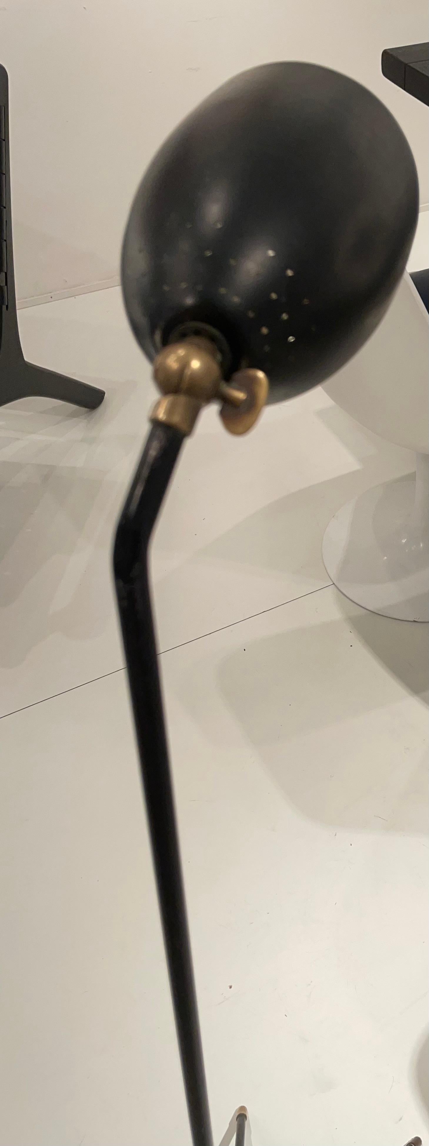 Laccato Lampada da terra a treppiede in lacca nera Attribuita a Greta Margusson Grossman 1950. in vendita