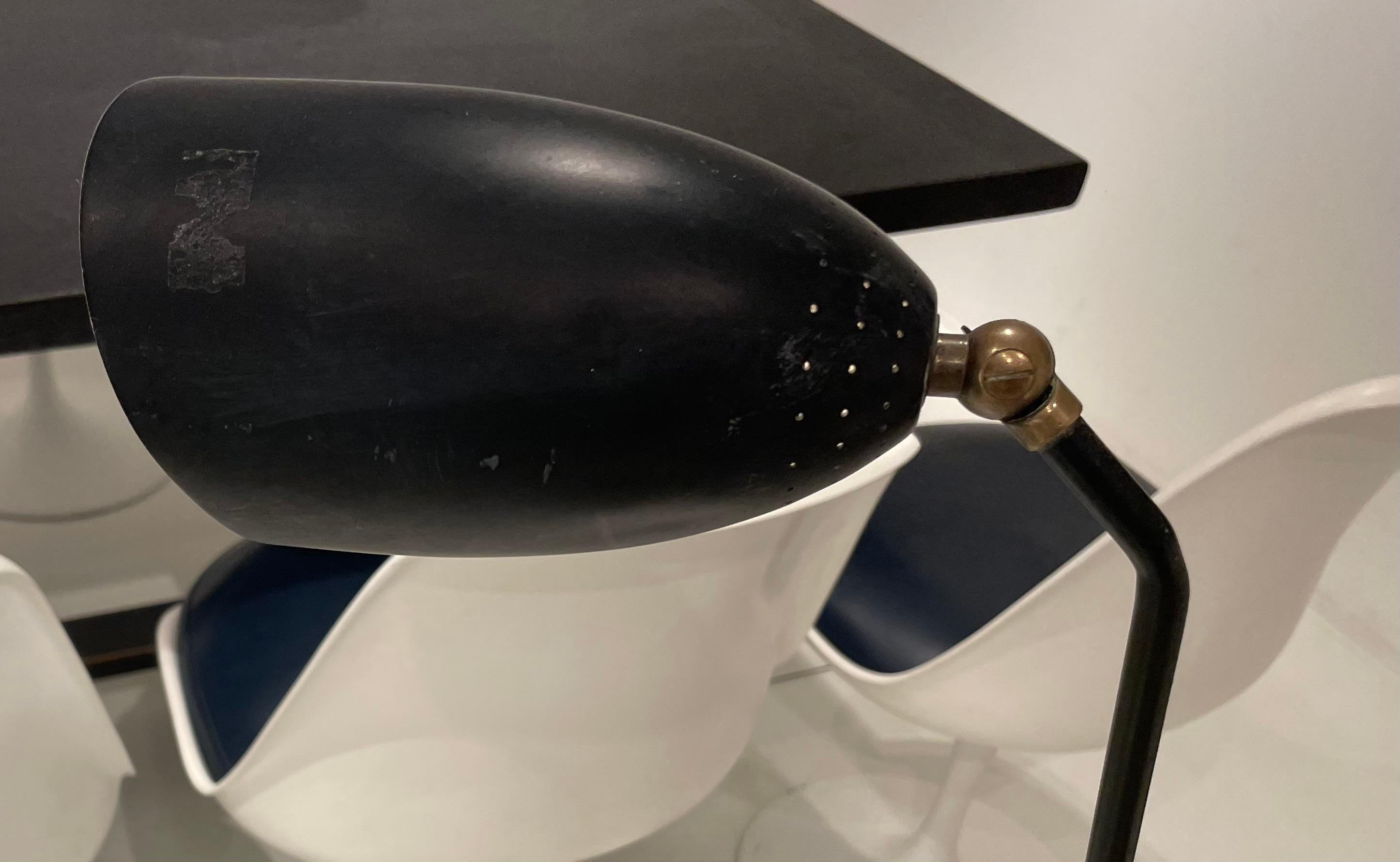 Lampada da terra a treppiede in lacca nera Attribuita a Greta Margusson Grossman 1950. In condizioni buone in vendita a Brussels, BE