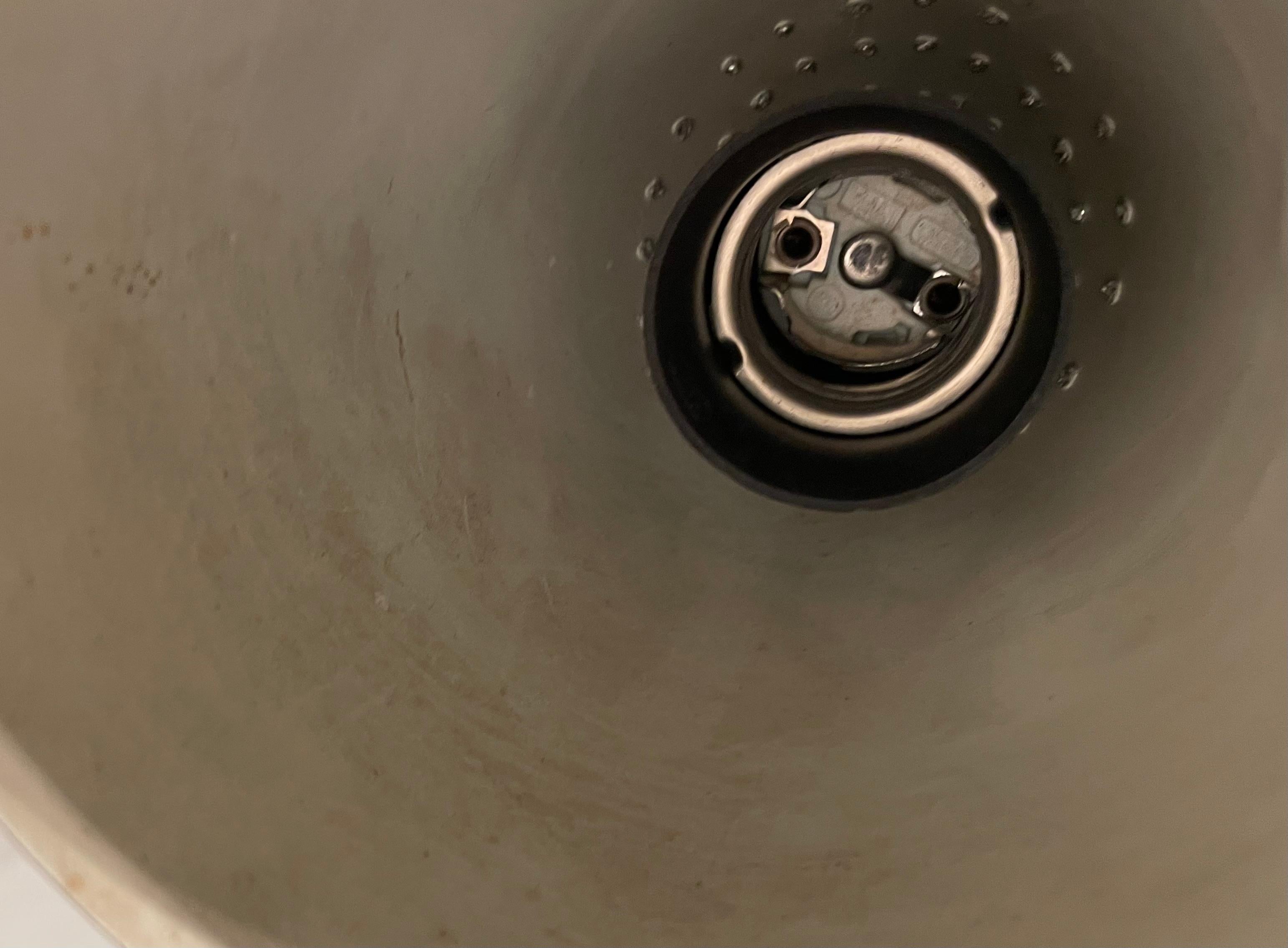 Metà XX secolo Lampada da terra a treppiede in lacca nera Attribuita a Greta Margusson Grossman 1950. in vendita