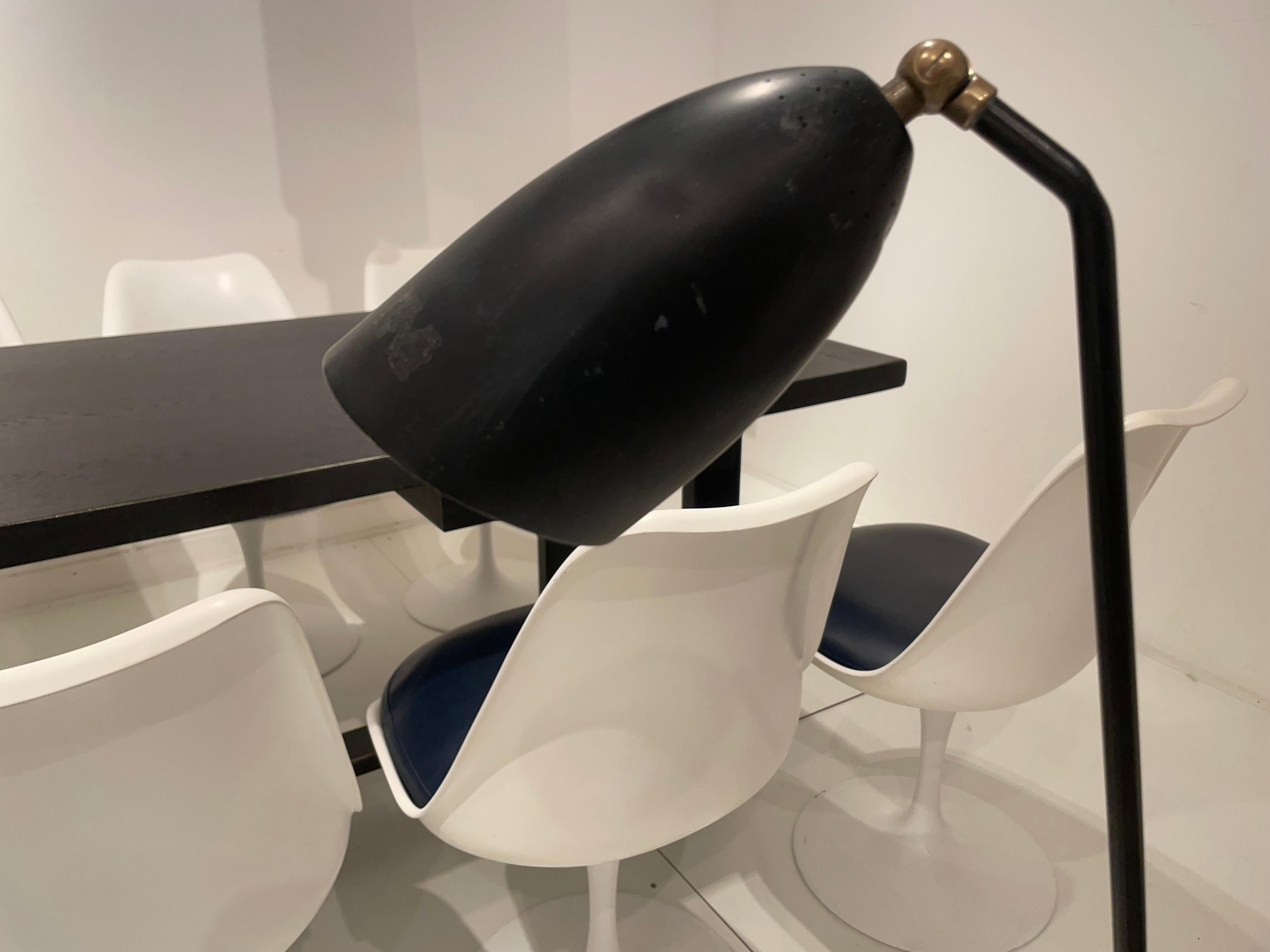 Ottone Lampada da terra a treppiede in lacca nera Attribuita a Greta Margusson Grossman 1950. in vendita