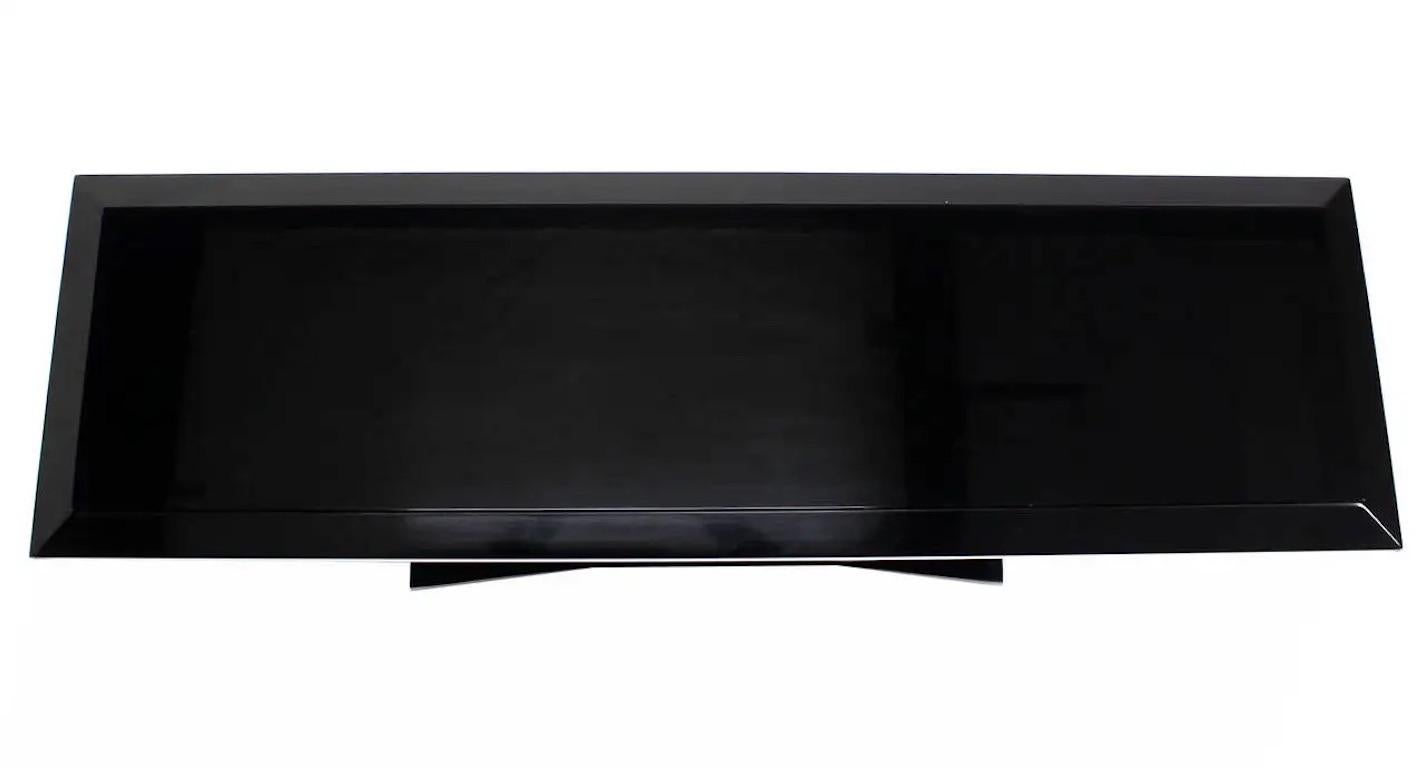 ¡Mesa consola con base arqueada en forma de U lacada en negro de Drexel MINT! Lacado en venta