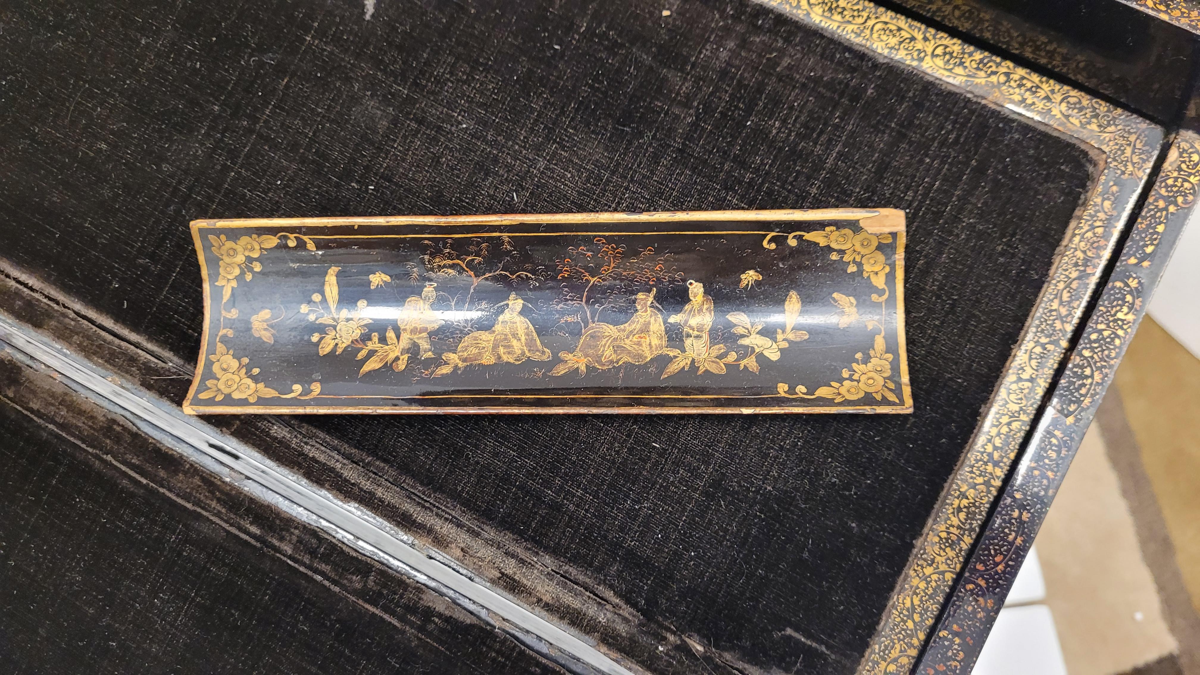 Bureau de voyage en bois chinoiserie laqué noir George III en vente 3