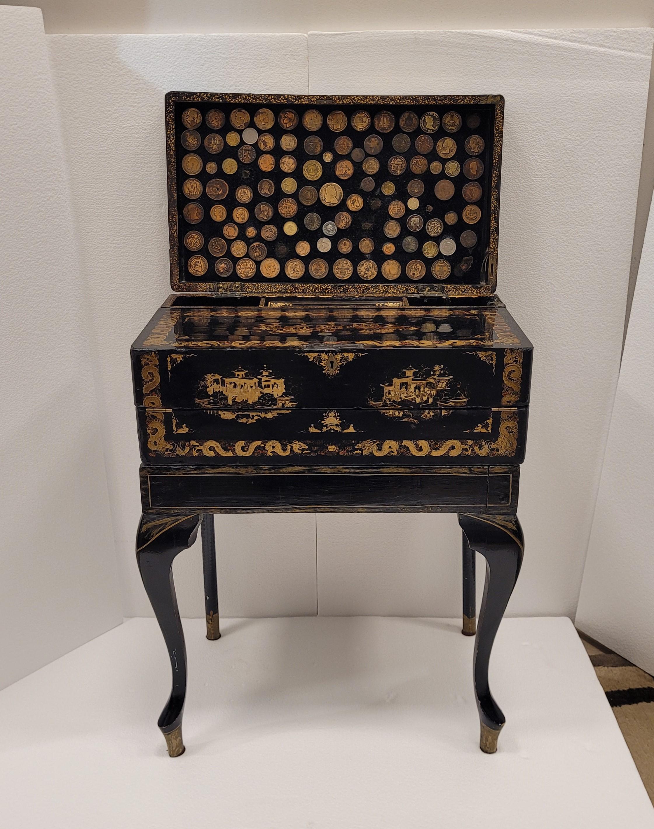Travel desk made of lacquered and gilded wood with drawers inside, reserved scenes with figures in palatial environments surrounded by flowers, birds and Taoist symbols.

Exquisite English lap traveling desk portable. Countryside writing bureau in