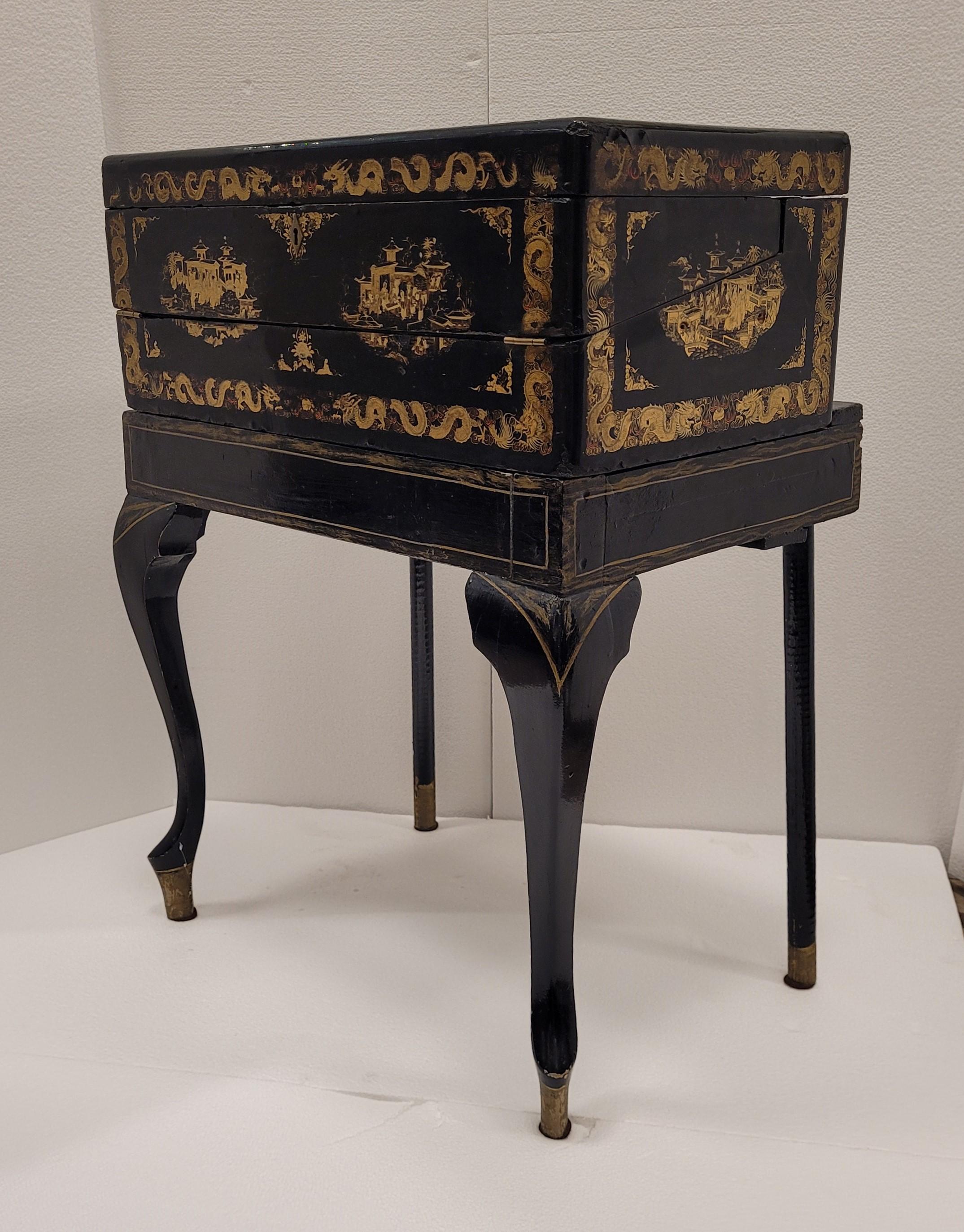 black lacquer wood chinoiserie travel Desk George III In Good Condition For Sale In Valladolid, ES