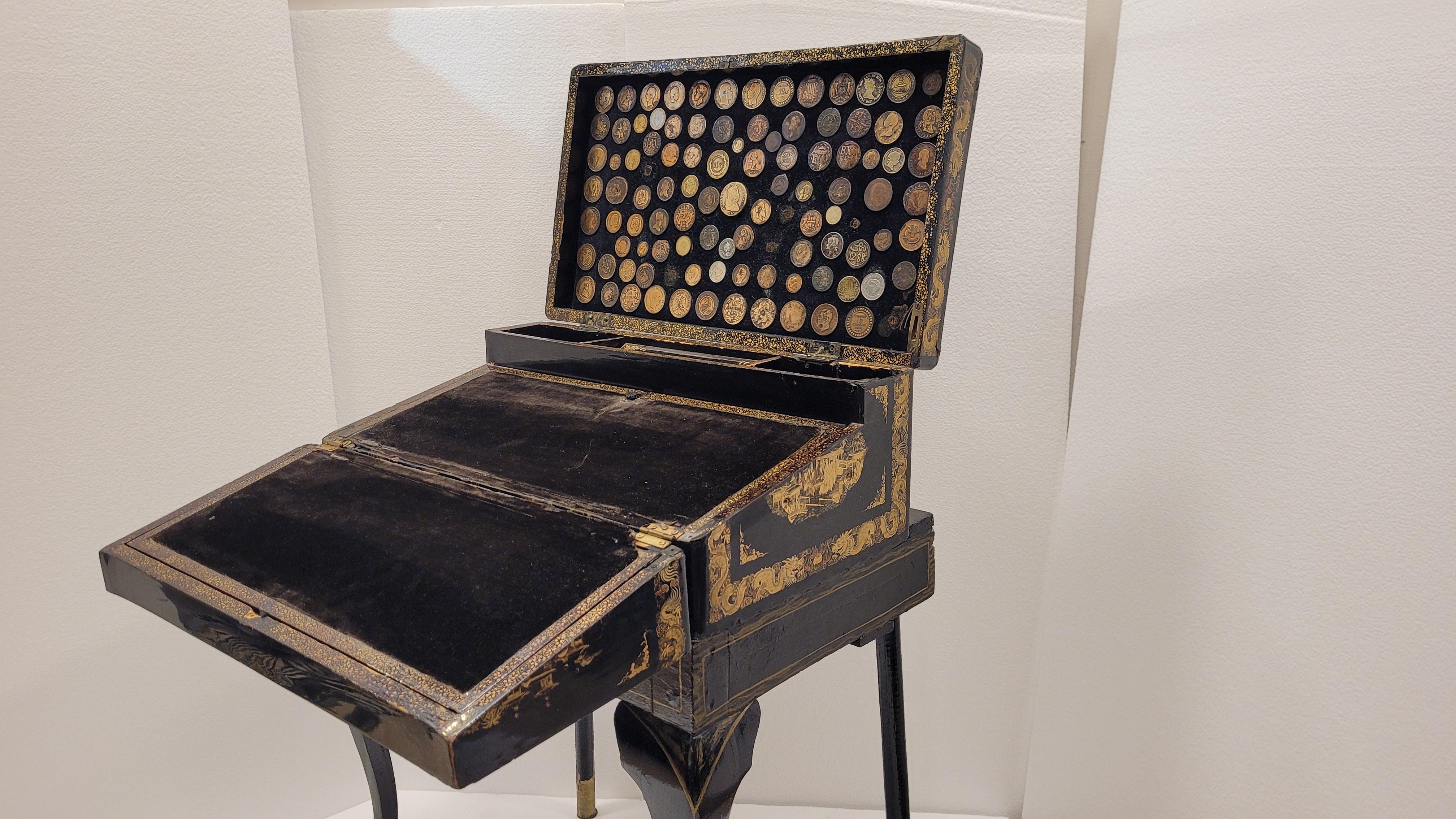 Fin du XVIIIe siècle Bureau de voyage en bois chinoiserie laqué noir George III en vente