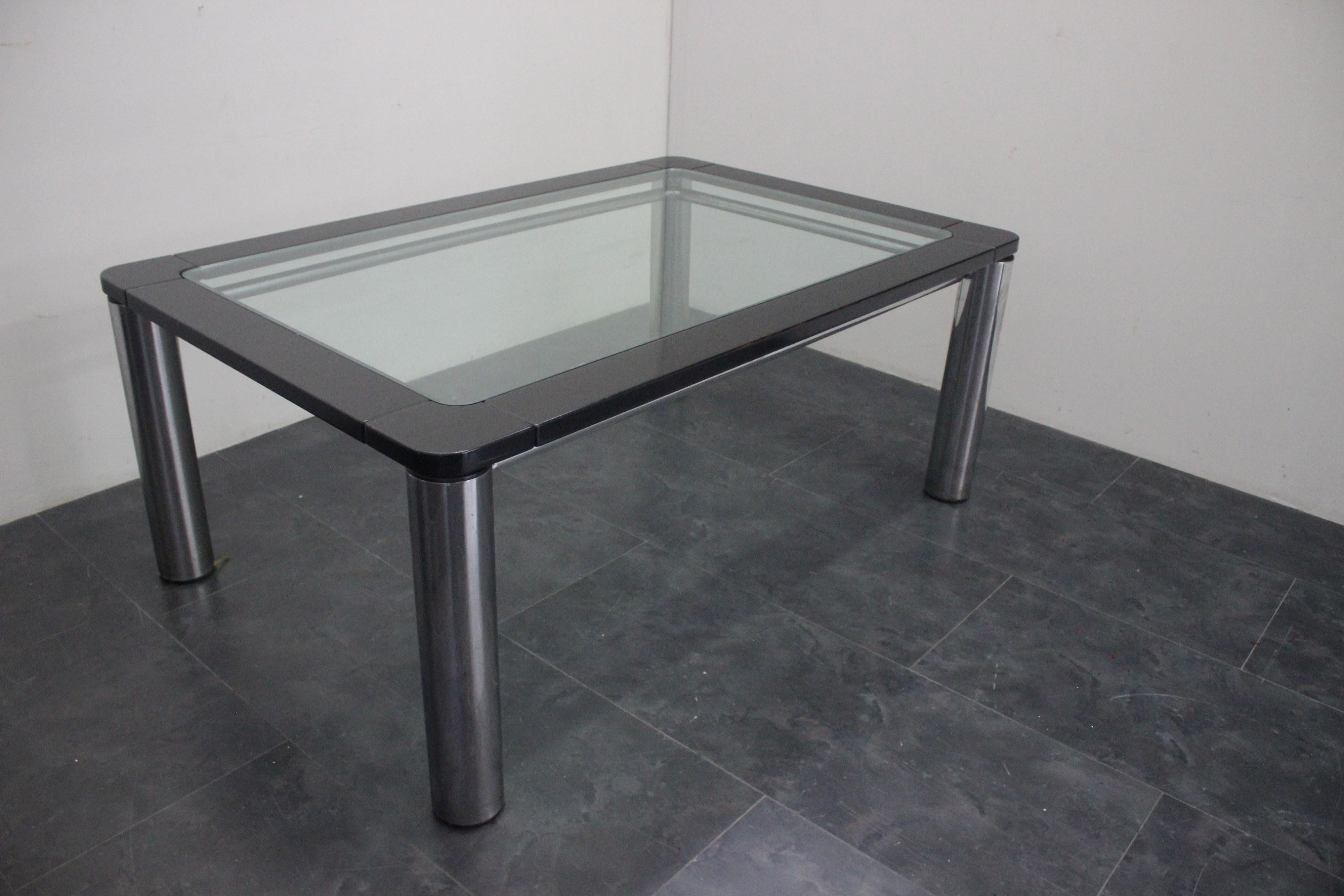Vintage-Tisch aus Stahl mit Glasplatte, eingefasst in schwarz lackiertem Holz Italien 1970.
 