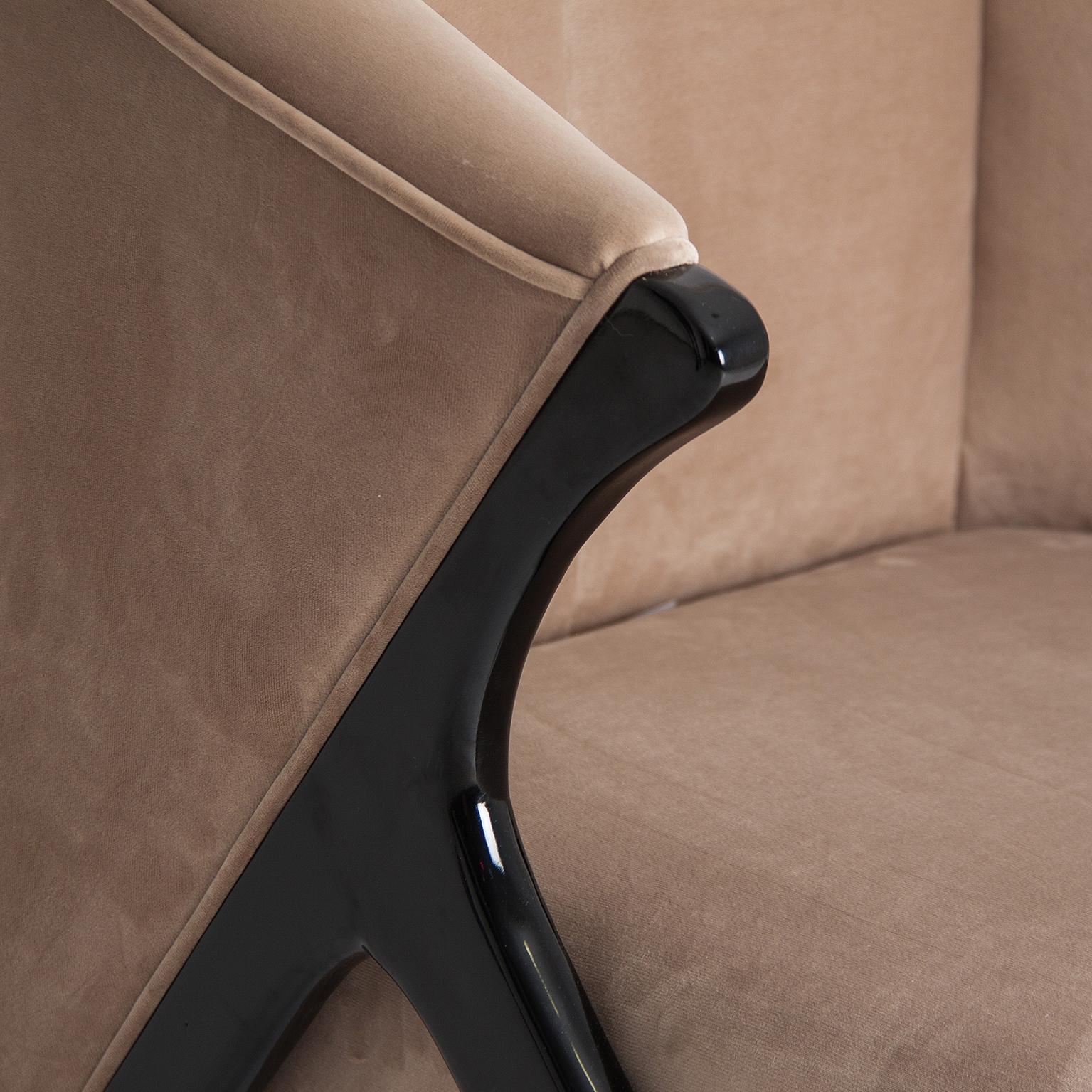 Schwarzer Lack Holzfüße mit Messing-Finish und tief beige Samt Lounge-Sessel Mid-Century Modern Stil.