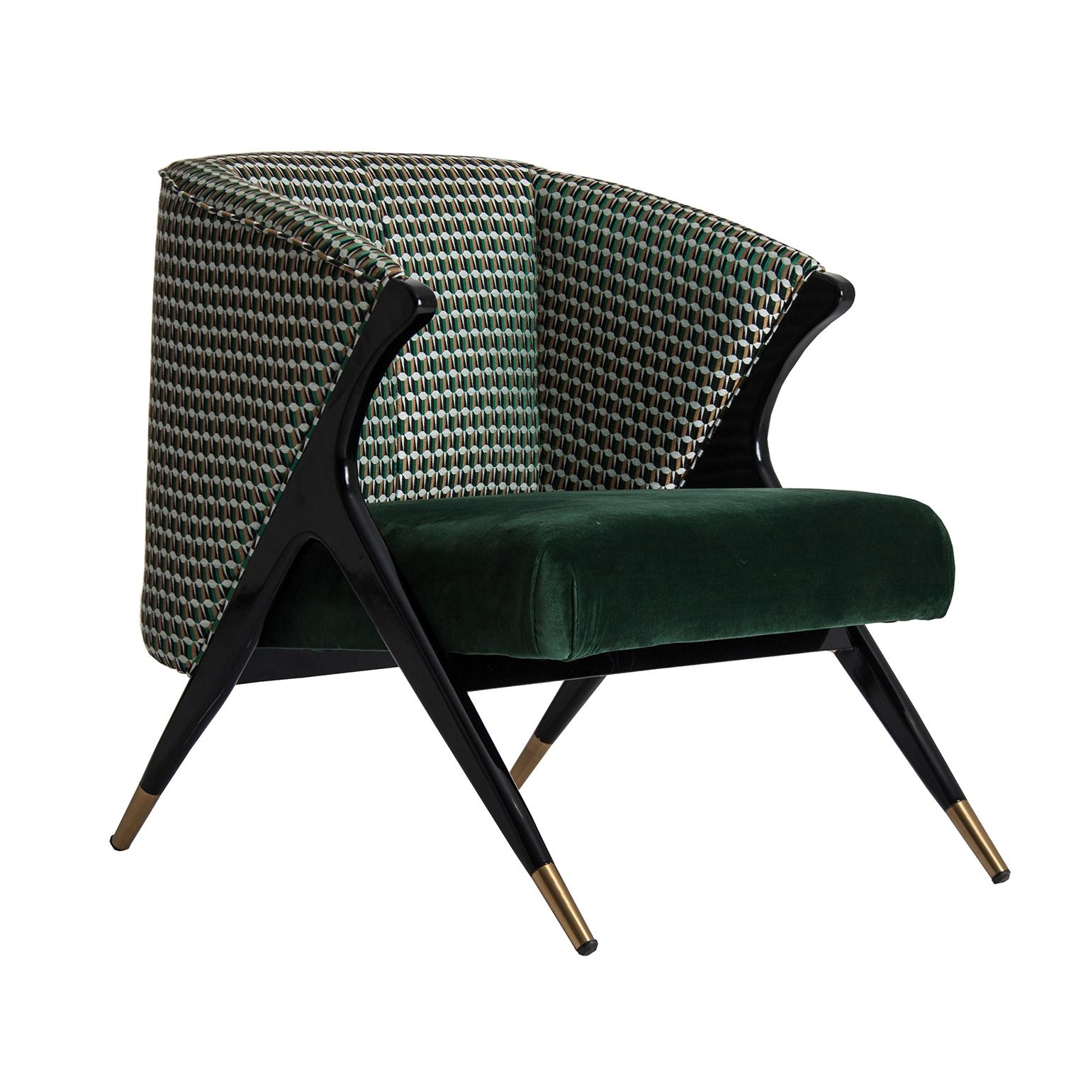 Schwarzer Lack Holzstruktur mit Messing-Finish mit tiefgrünen Wald und Grafik Samt Lounge-Sessel Mid-Century Modern Stil geschmückt.