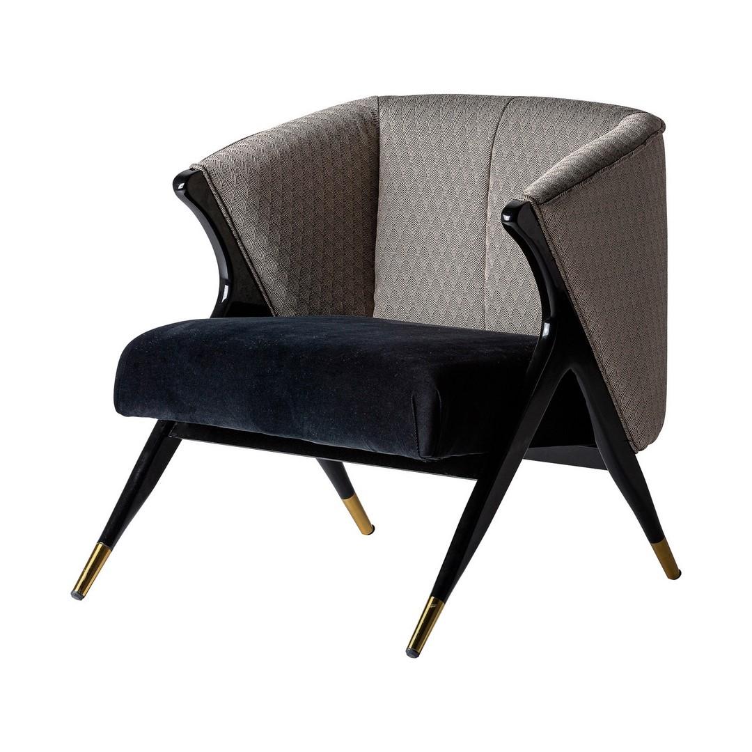 Schwarzer Lack Holzstruktur mit Messing-Finish geschmückt mit schwarzem Samt Sitz und graghic Stoff zurück Lounge-Sessel Mid-Century Modern Style.
