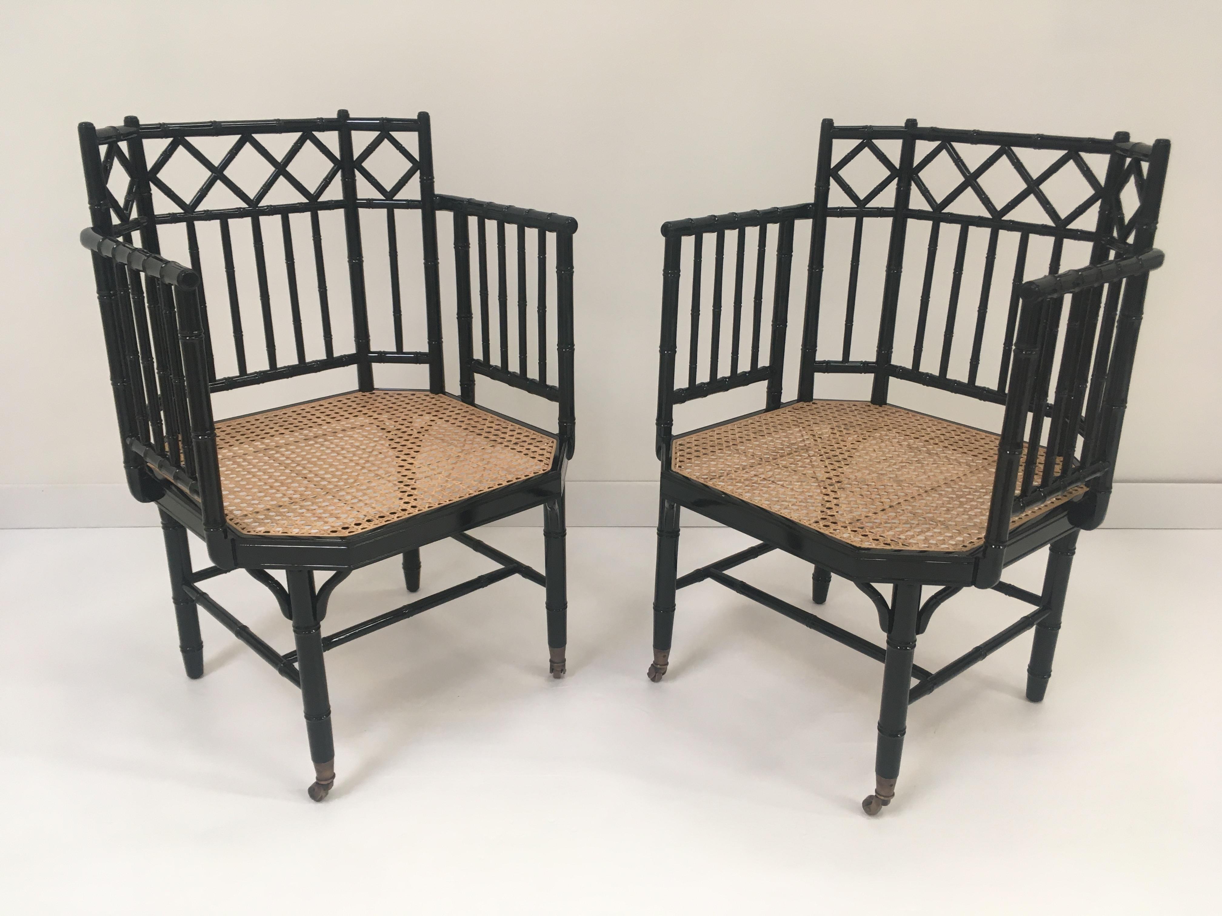 Stuhl aus schwarzem Lack mit Holzbambus-Effekt, Sitz aus Rohr und Messingbeschlägen im Angebot 4