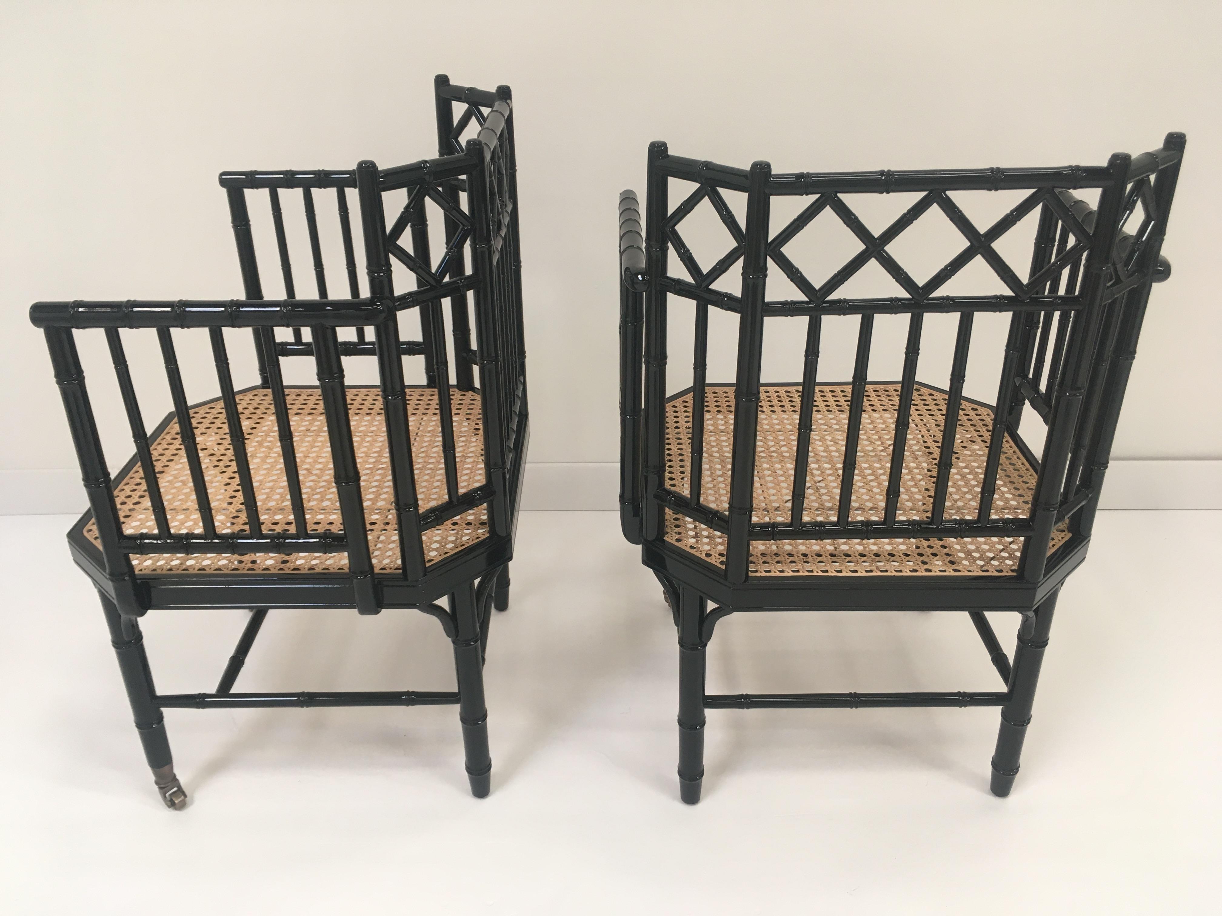 Stuhl aus schwarzem Lack mit Holzbambus-Effekt, Sitz aus Rohr und Messingbeschlägen im Angebot 8