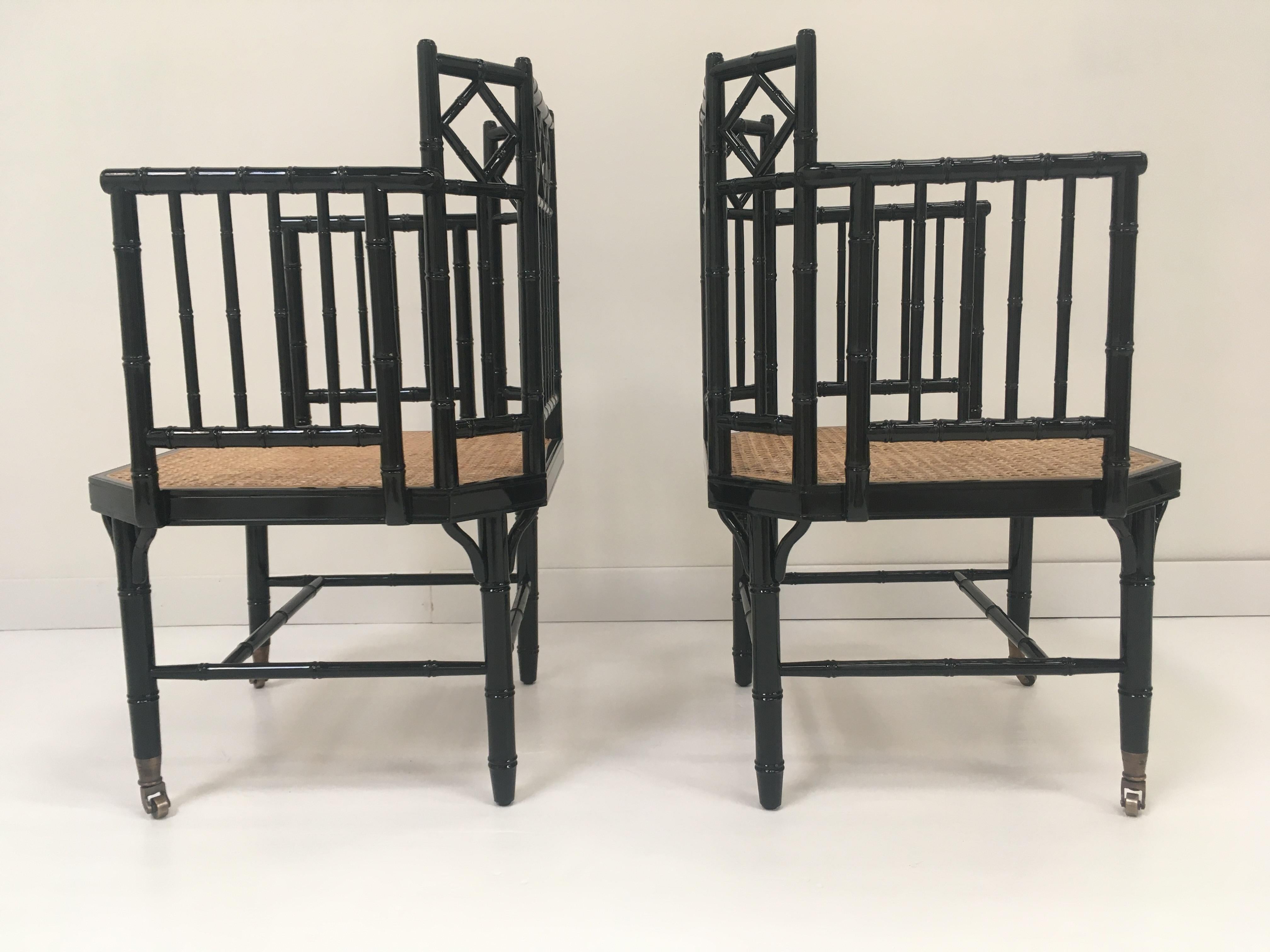 Stuhl aus schwarzem Lack mit Holzbambus-Effekt, Sitz aus Rohr und Messingbeschlägen im Angebot 9