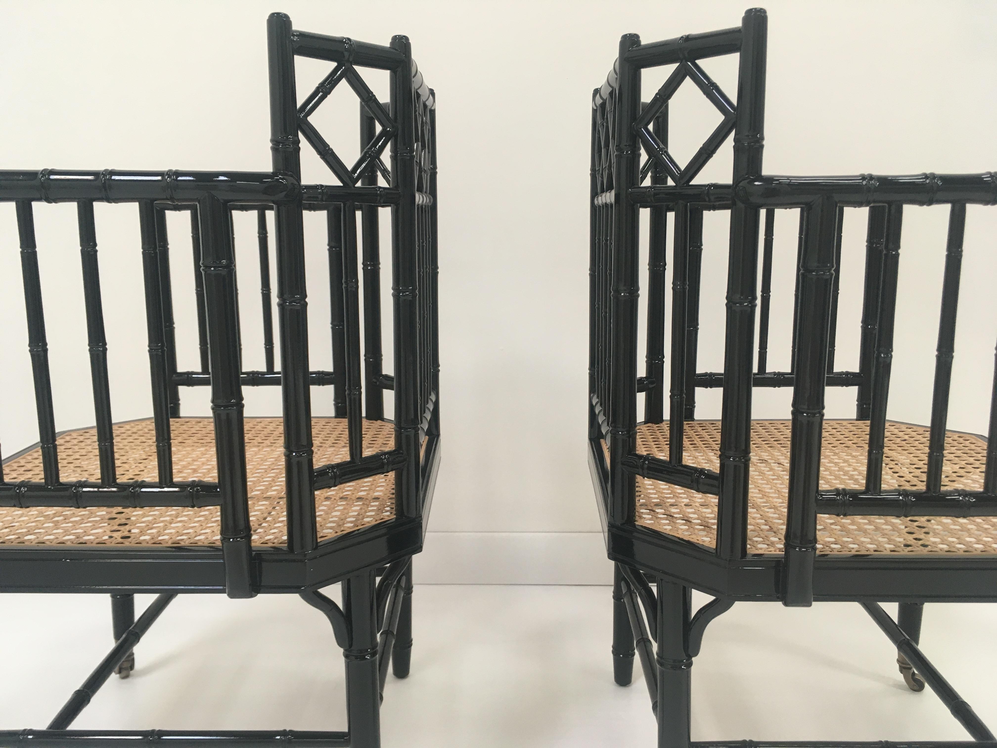 Stuhl aus schwarzem Lack mit Holzbambus-Effekt, Sitz aus Rohr und Messingbeschlägen im Angebot 11
