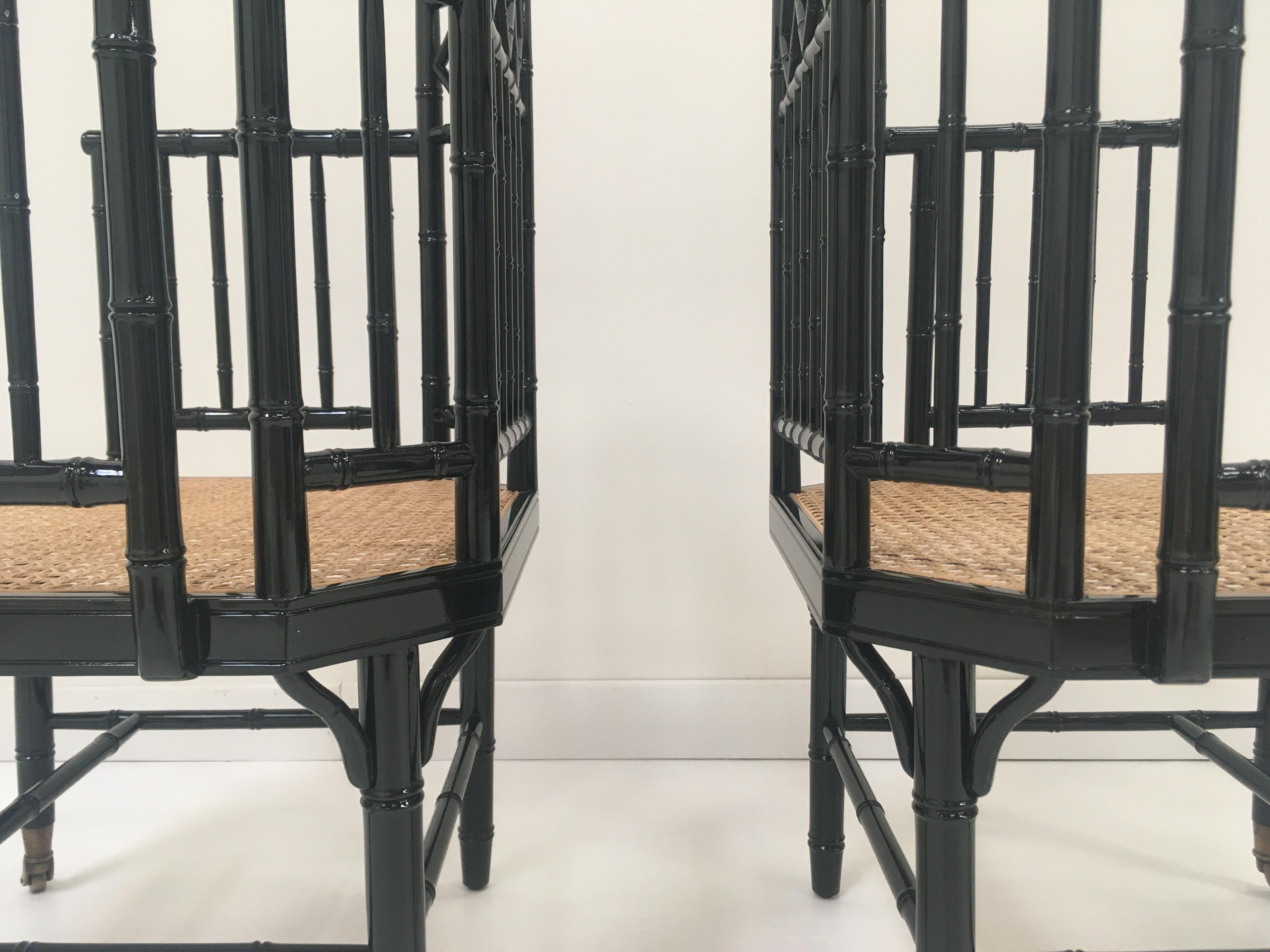 Stuhl aus schwarzem Lack mit Holzbambus-Effekt, Sitz aus Rohr und Messingbeschlägen im Angebot 12