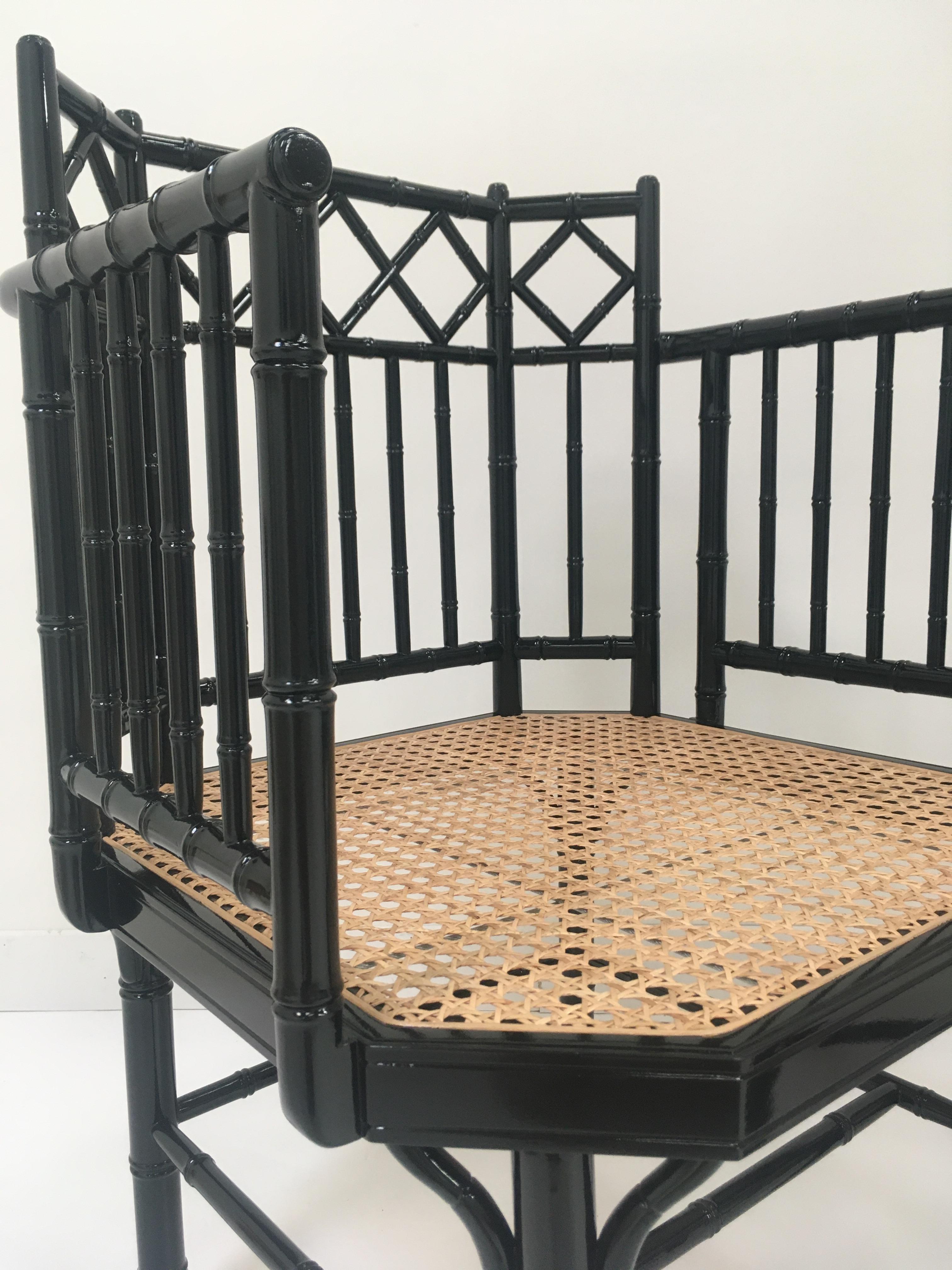 Stuhl aus schwarzem Lack mit Holzbambus-Effekt, Sitz aus Rohr und Messingbeschlägen (Art déco) im Angebot