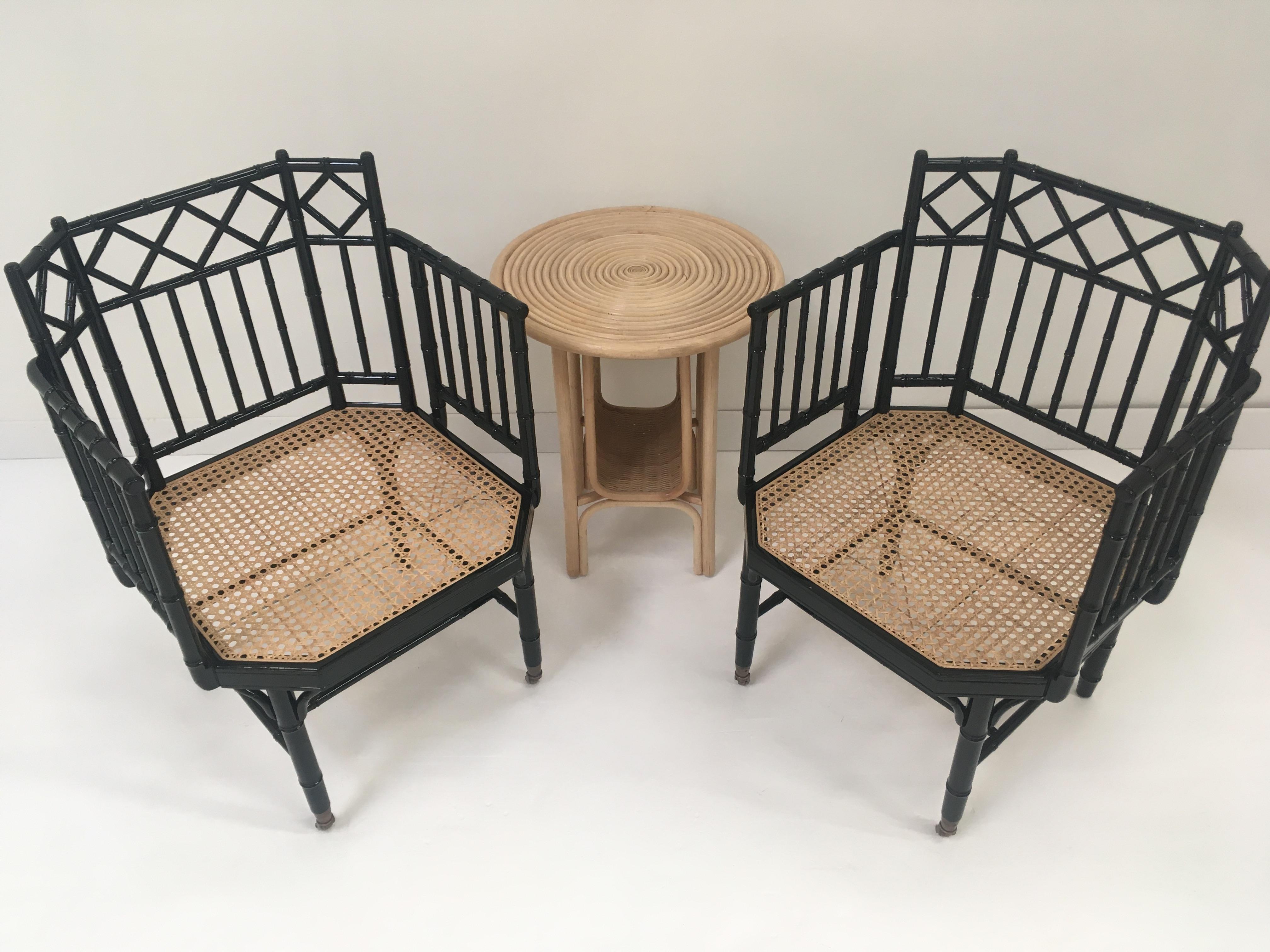 Stuhl aus schwarzem Lack mit Holzbambus-Effekt, Sitz aus Rohr und Messingbeschlägen im Zustand „Neu“ im Angebot in Tourcoing, FR