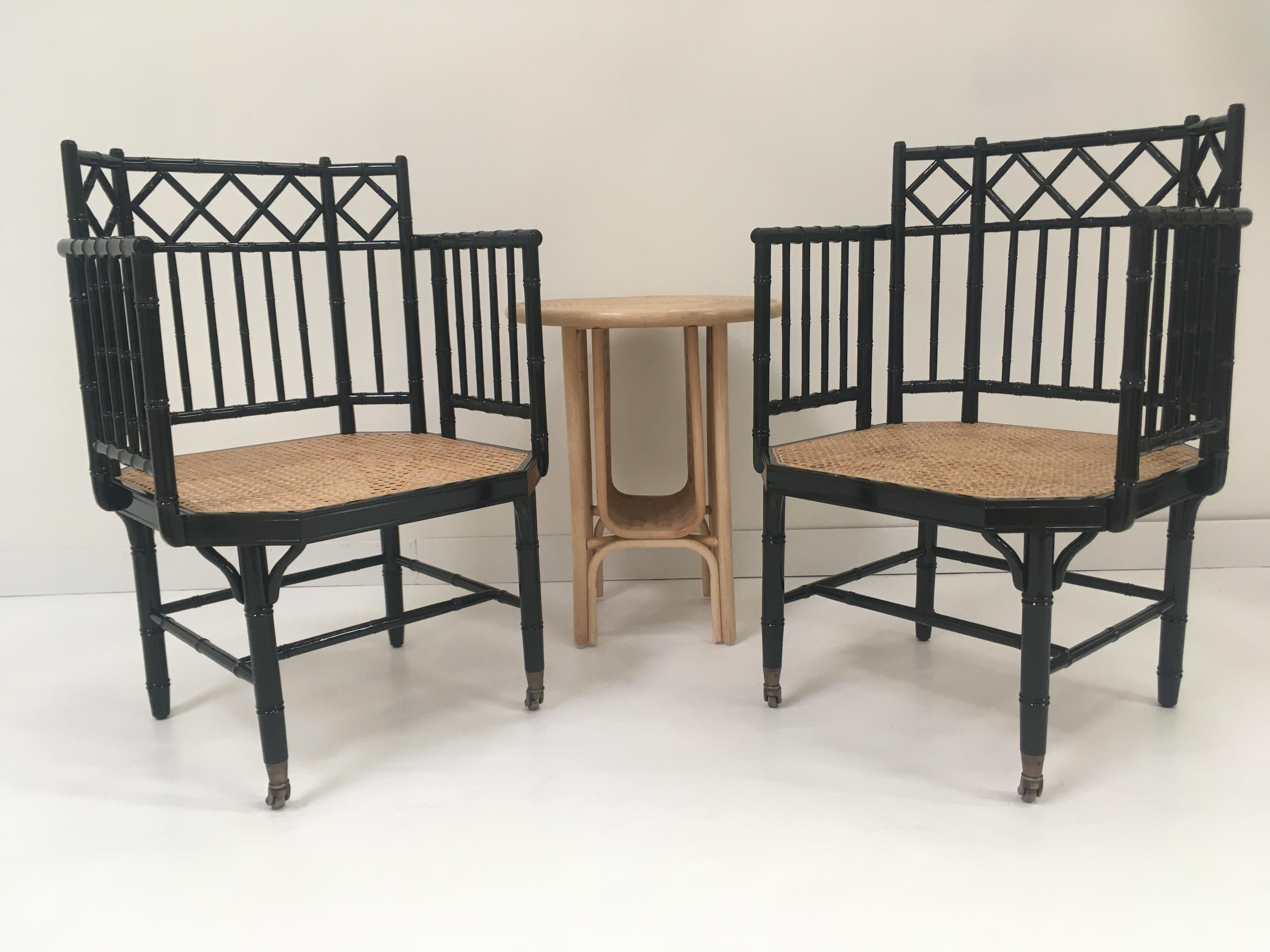 XXIe siècle et contemporain Fauteuil en bois laqué noir effet bambou avec assise en rotin et finitions en laiton en vente
