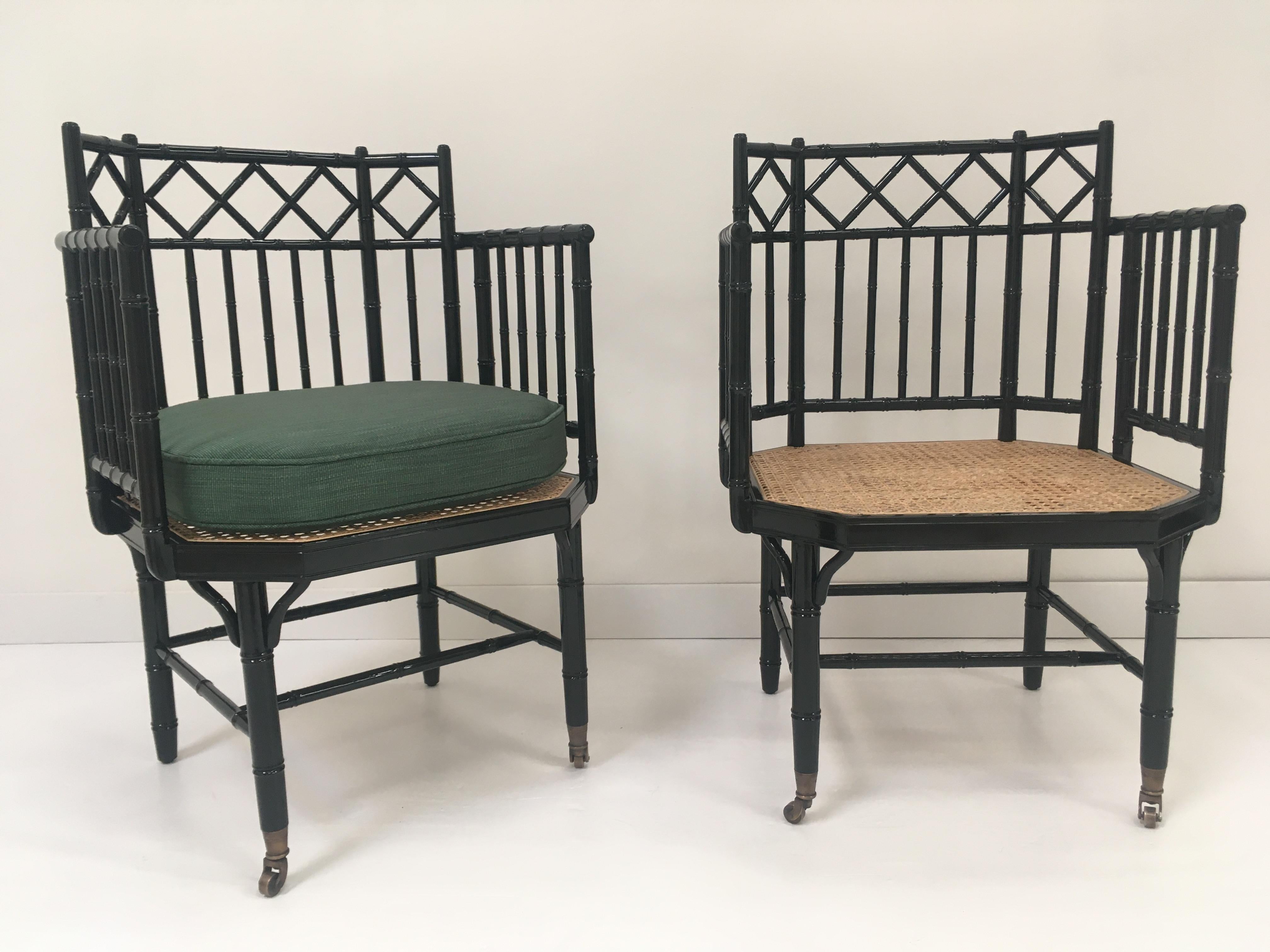 Stuhl aus schwarzem Lack mit Holzbambus-Effekt, Sitz aus Rohr und Messingbeschlägen (Stoff) im Angebot