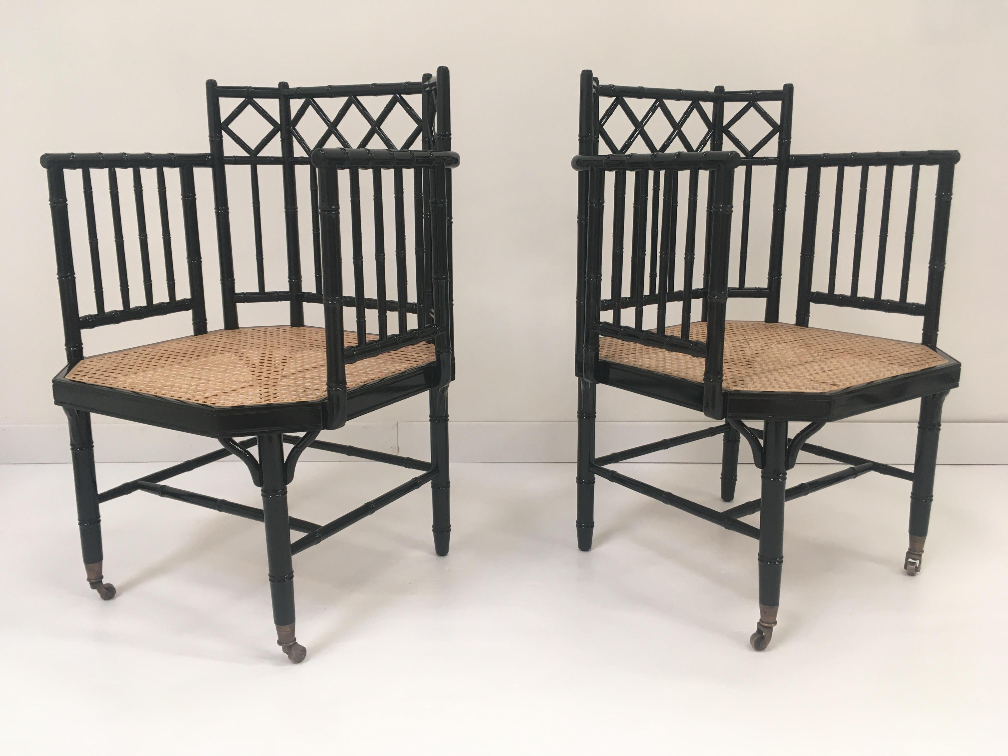 Stuhl aus schwarzem Lack mit Holzbambus-Effekt, Sitz aus Rohr und Messingbeschlägen im Angebot 1