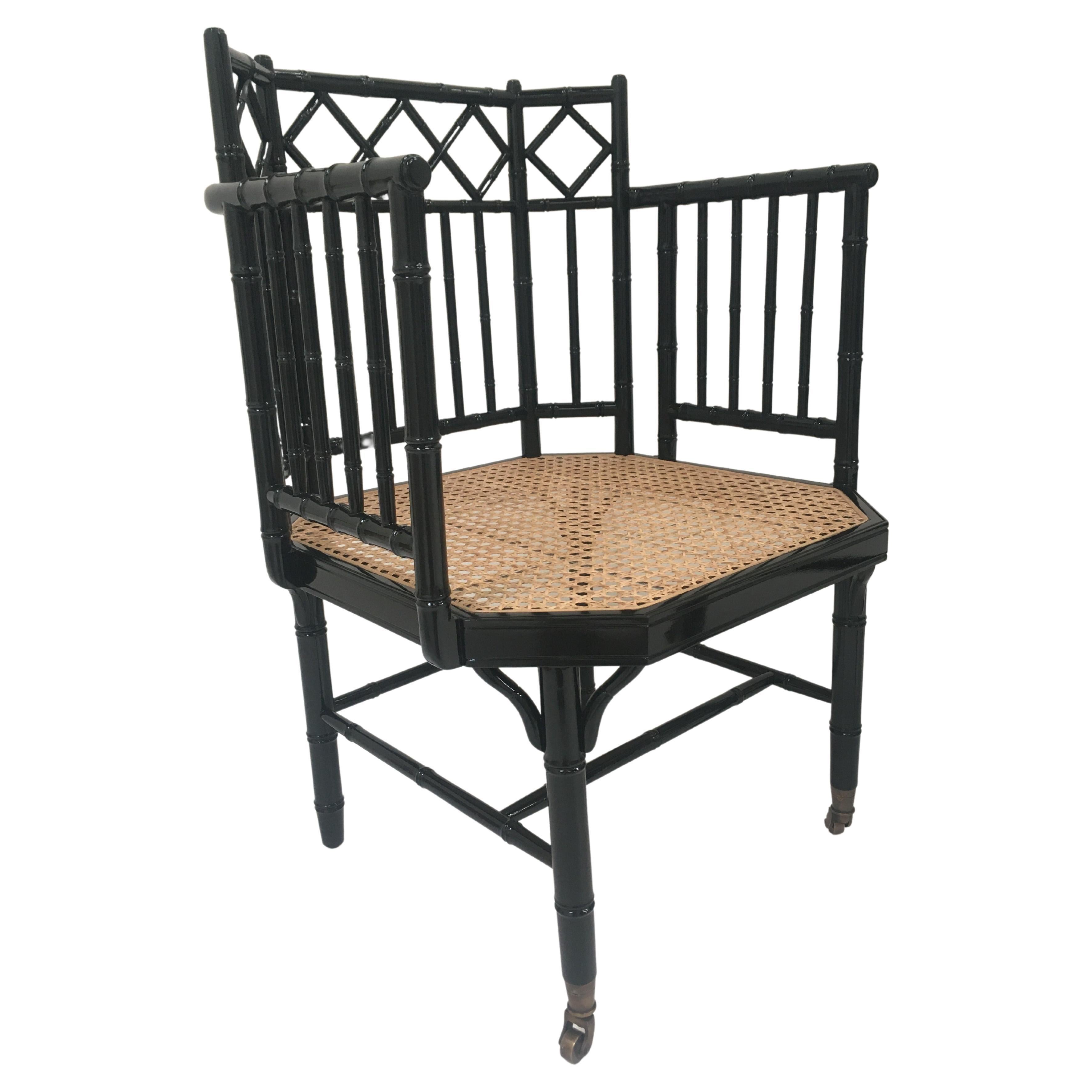 Stuhl aus schwarzem Lack mit Holzbambus-Effekt, Sitz aus Rohr und Messingbeschlägen im Angebot