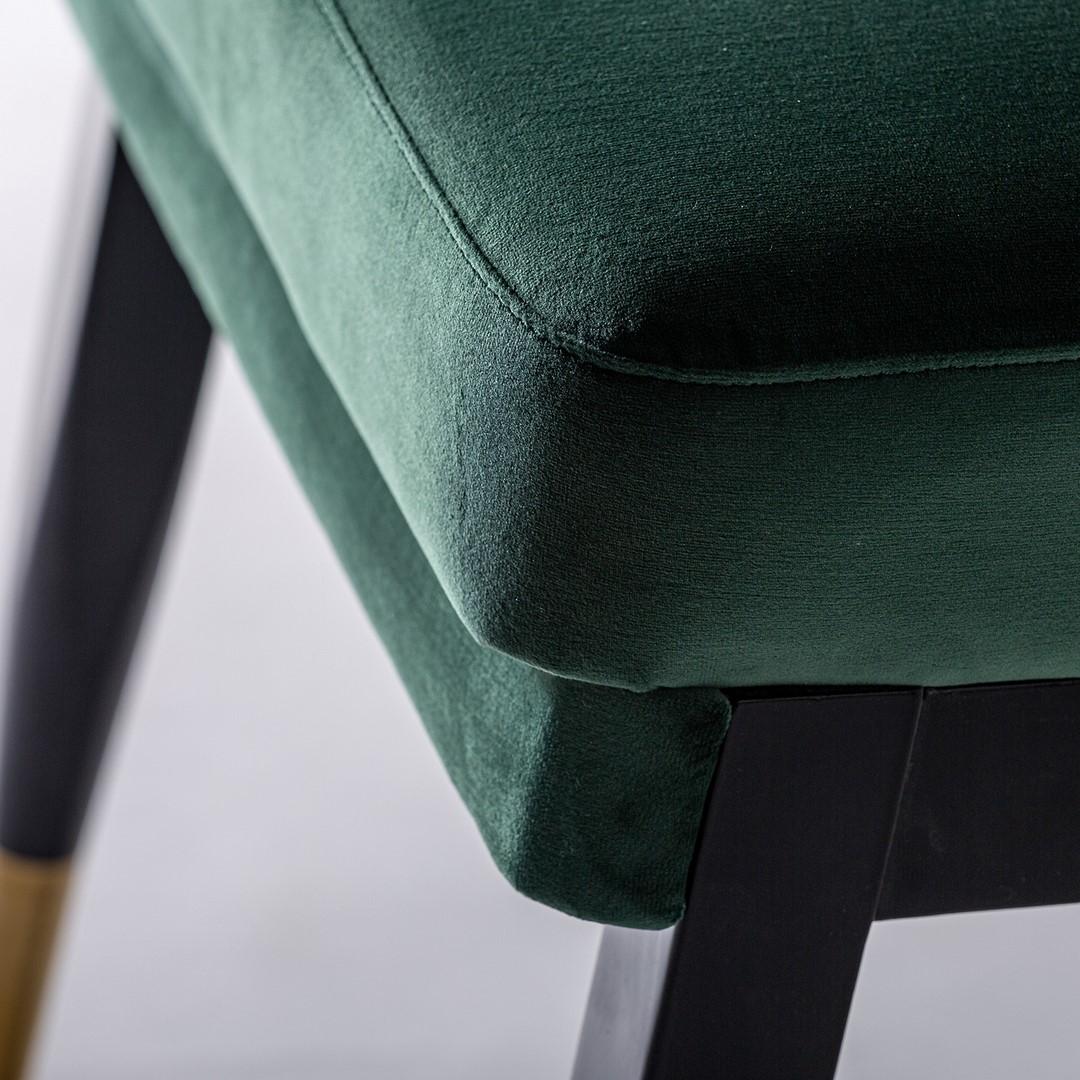 Européen Chaise en bois laqué noir avec velours vert et graphique en vente