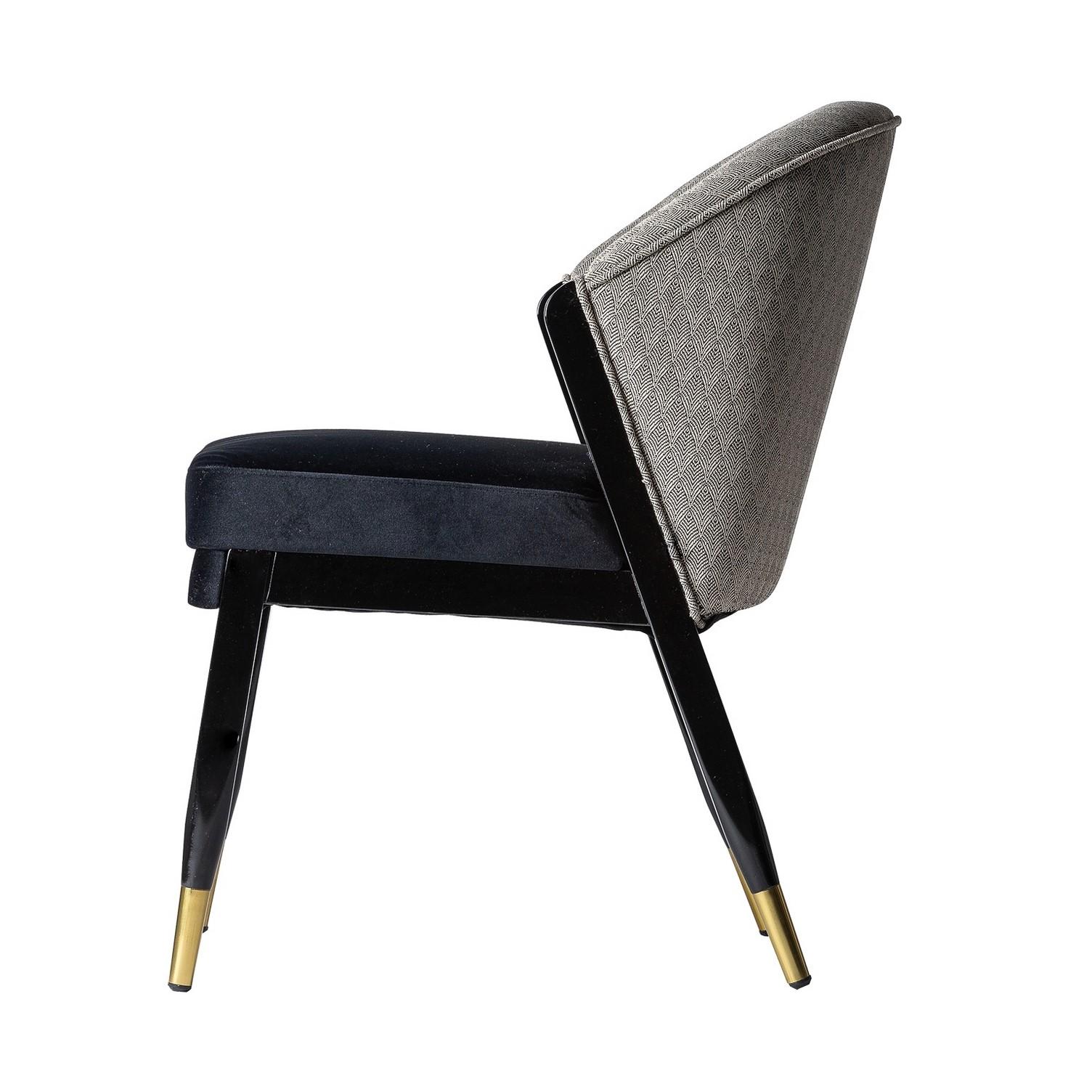 Chaise de style Midcentury avec une structure en bois laqué noir et des pieds dorés, agrémentée d'un dossier en tissu graphique et d'une assise en velours. Autour de la table à manger, il sera parfait près de votre bureau ou de votre coiffeuse