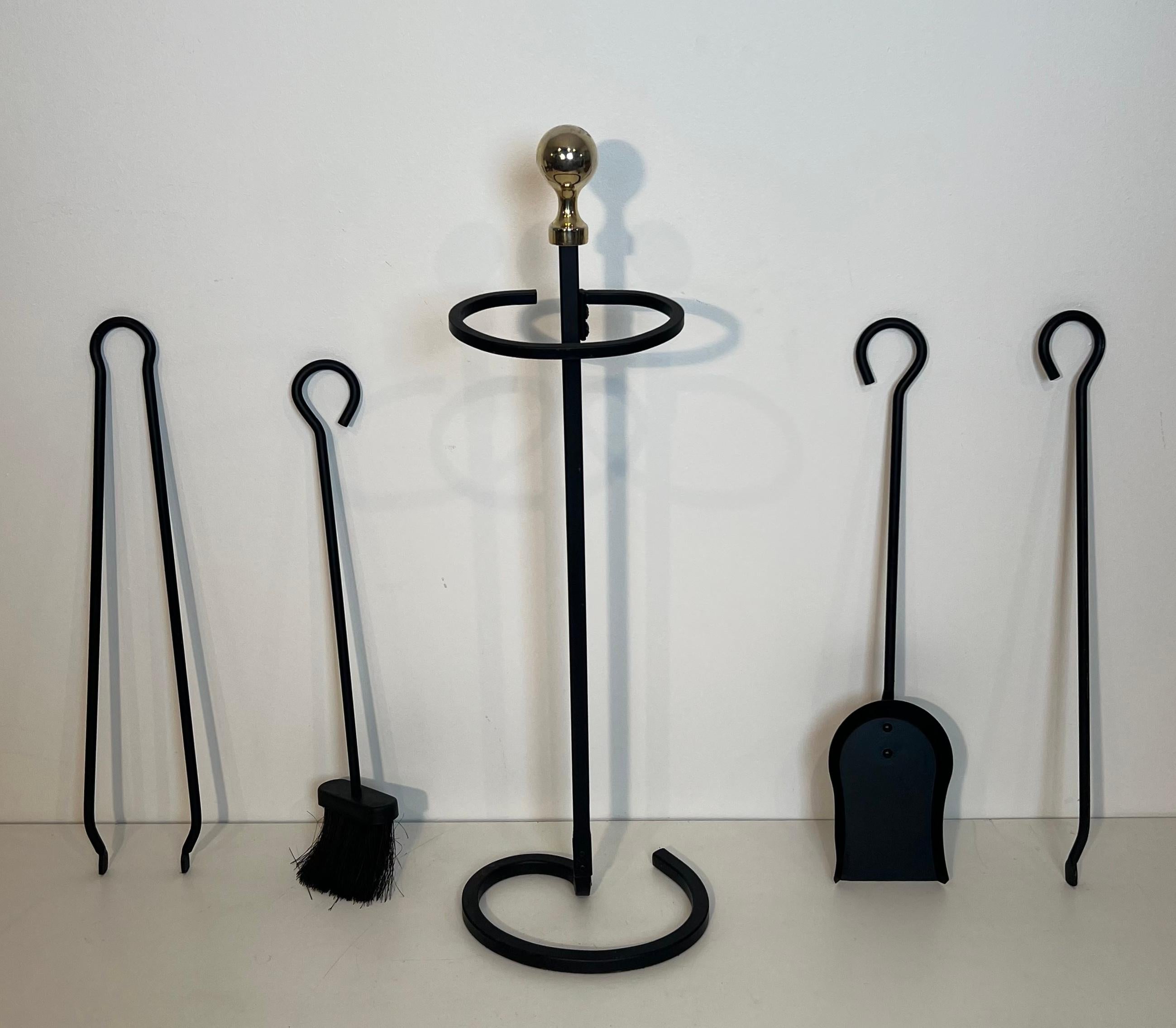 Black Lacquered and Brass Design Fireplace Tools on Stand In Good Condition For Sale In Marcq-en-Barœul, Hauts-de-France
