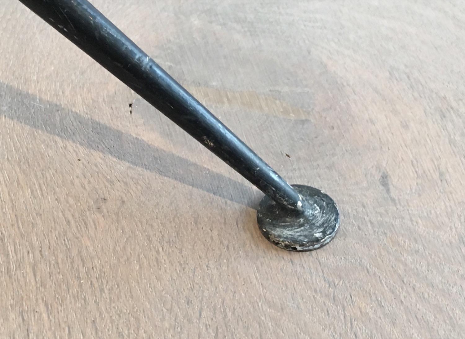 Lampadaire laqué noir et design en laiton:: français:: circa 1950 en vente 3
