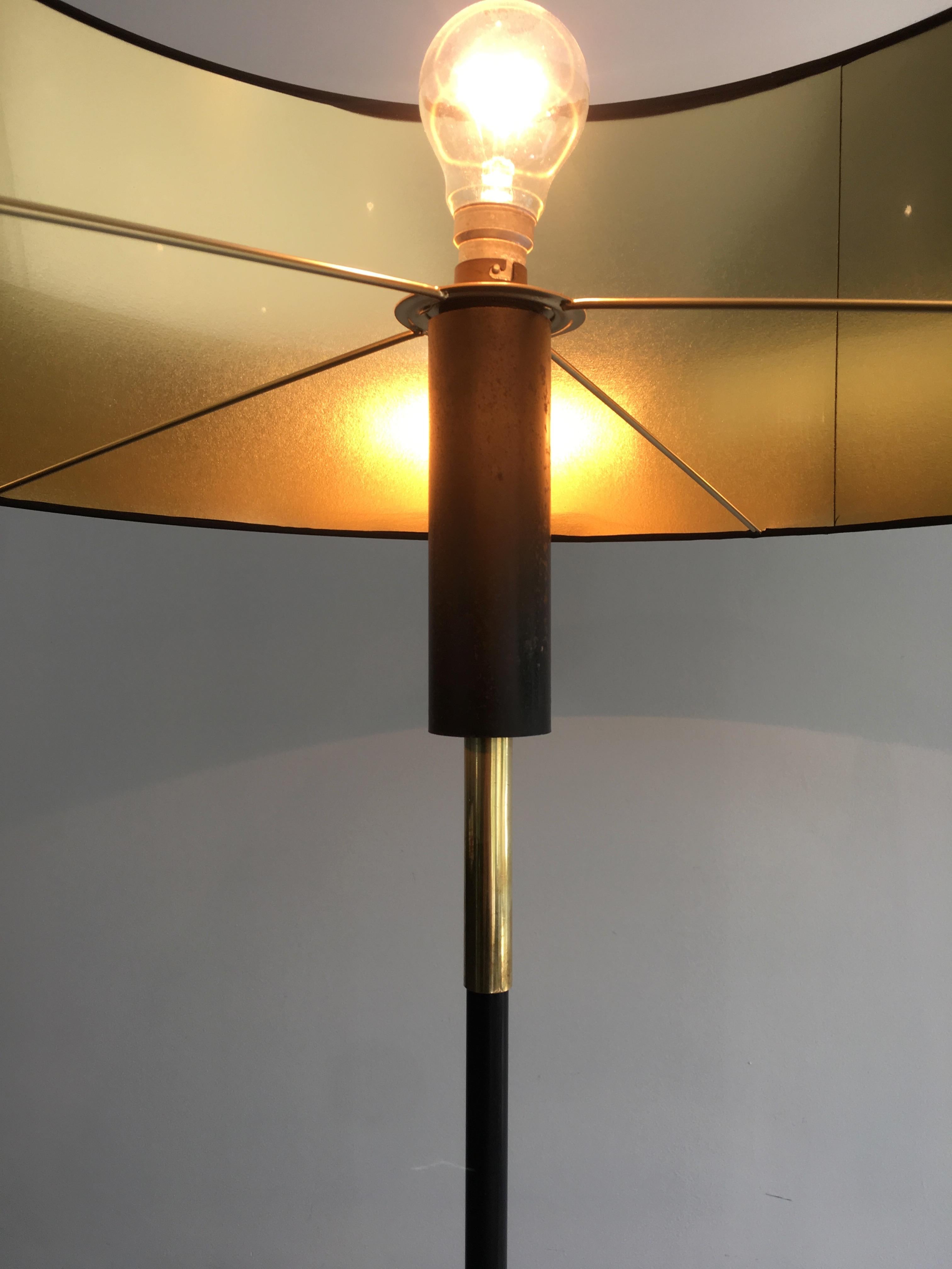 Stehlampe mit schwarzem Lack und Messingdesign:: französisch:: um 1950 (Französisch) im Angebot