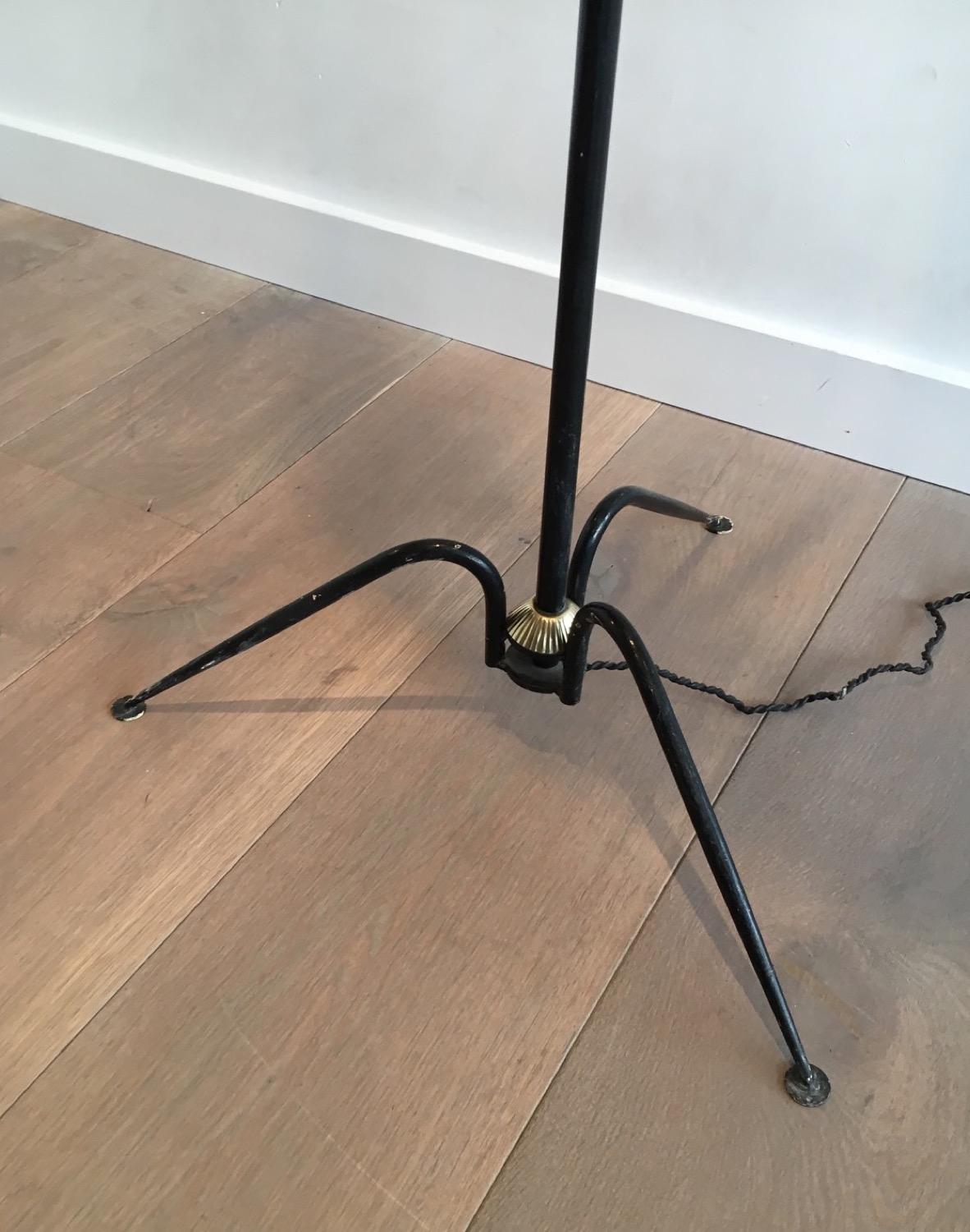 Laiton Lampadaire laqué noir et design en laiton:: français:: circa 1950 en vente
